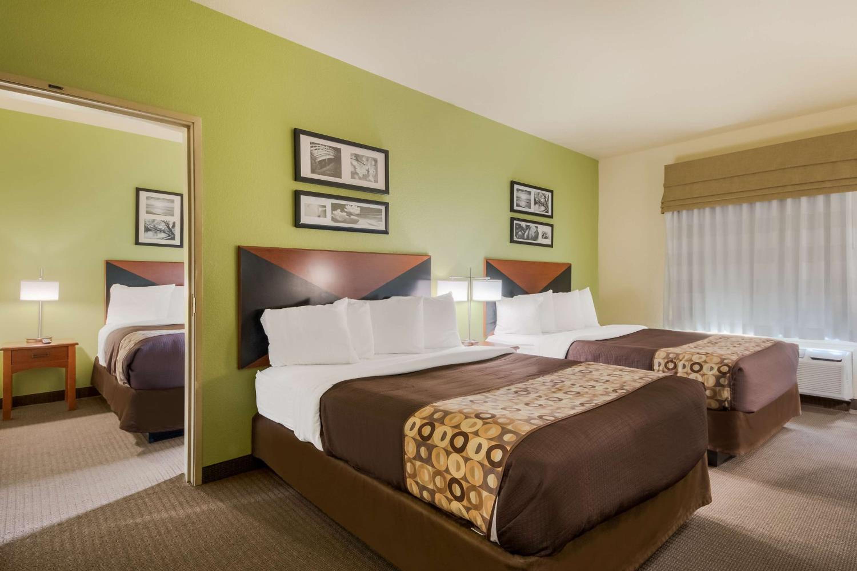 Suite with Three Queen beds - Photo 1