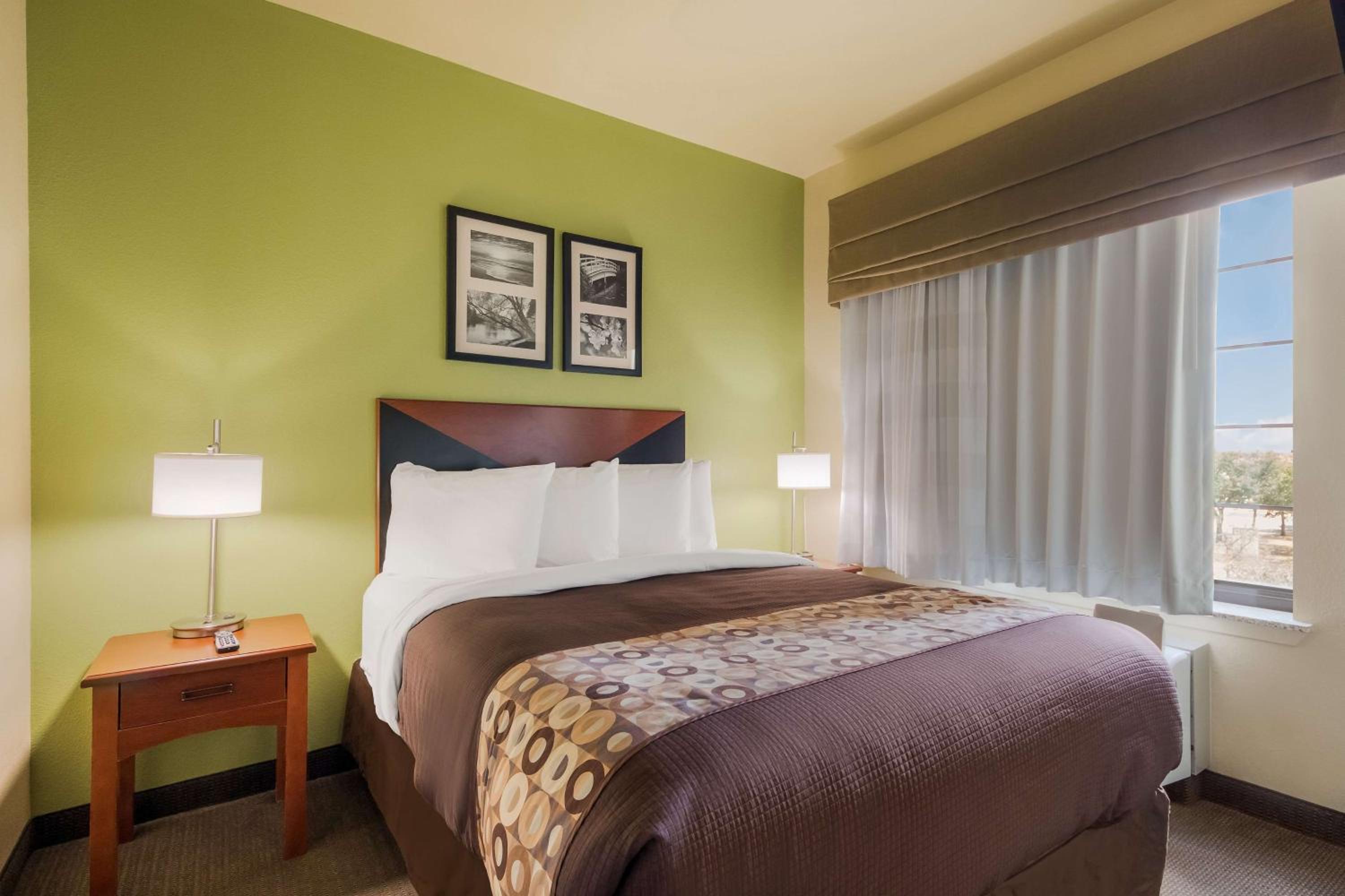 Suite with Three Queen beds - Photo 3