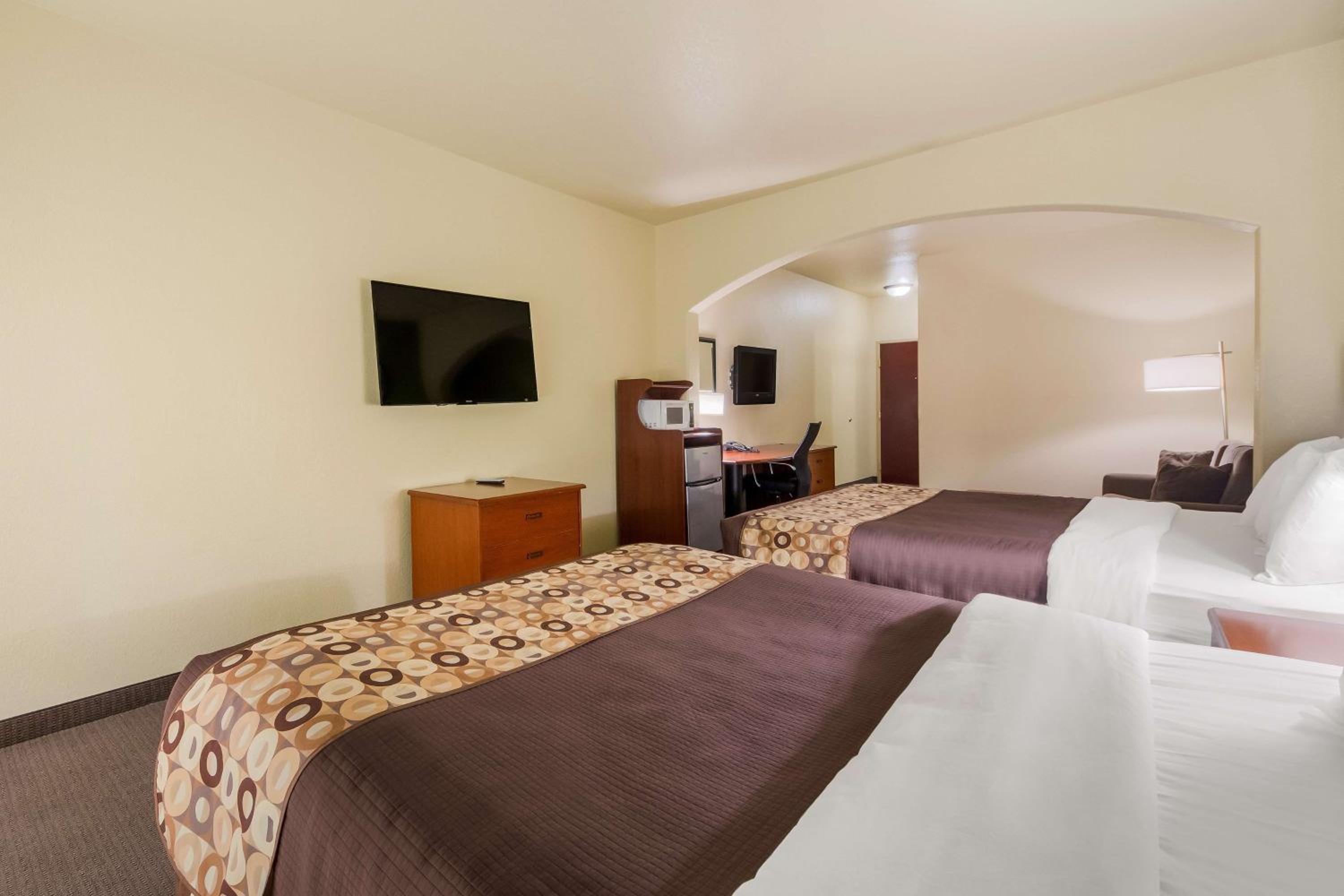 Queen Suite with Two Queen Beds with Sofa Bed - Photo 1