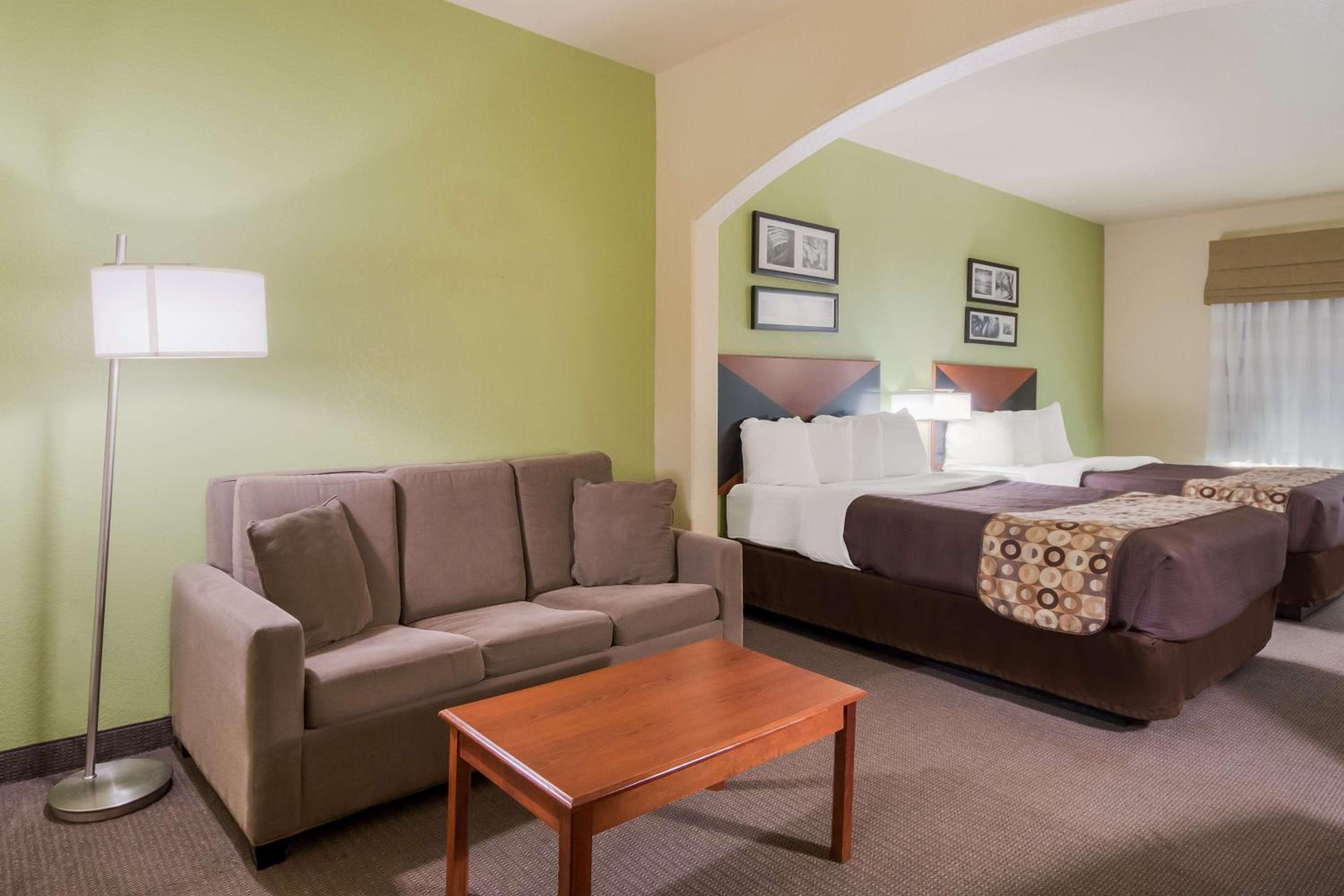 Queen Suite with Two Queen Beds with Sofa Bed - Photo 2