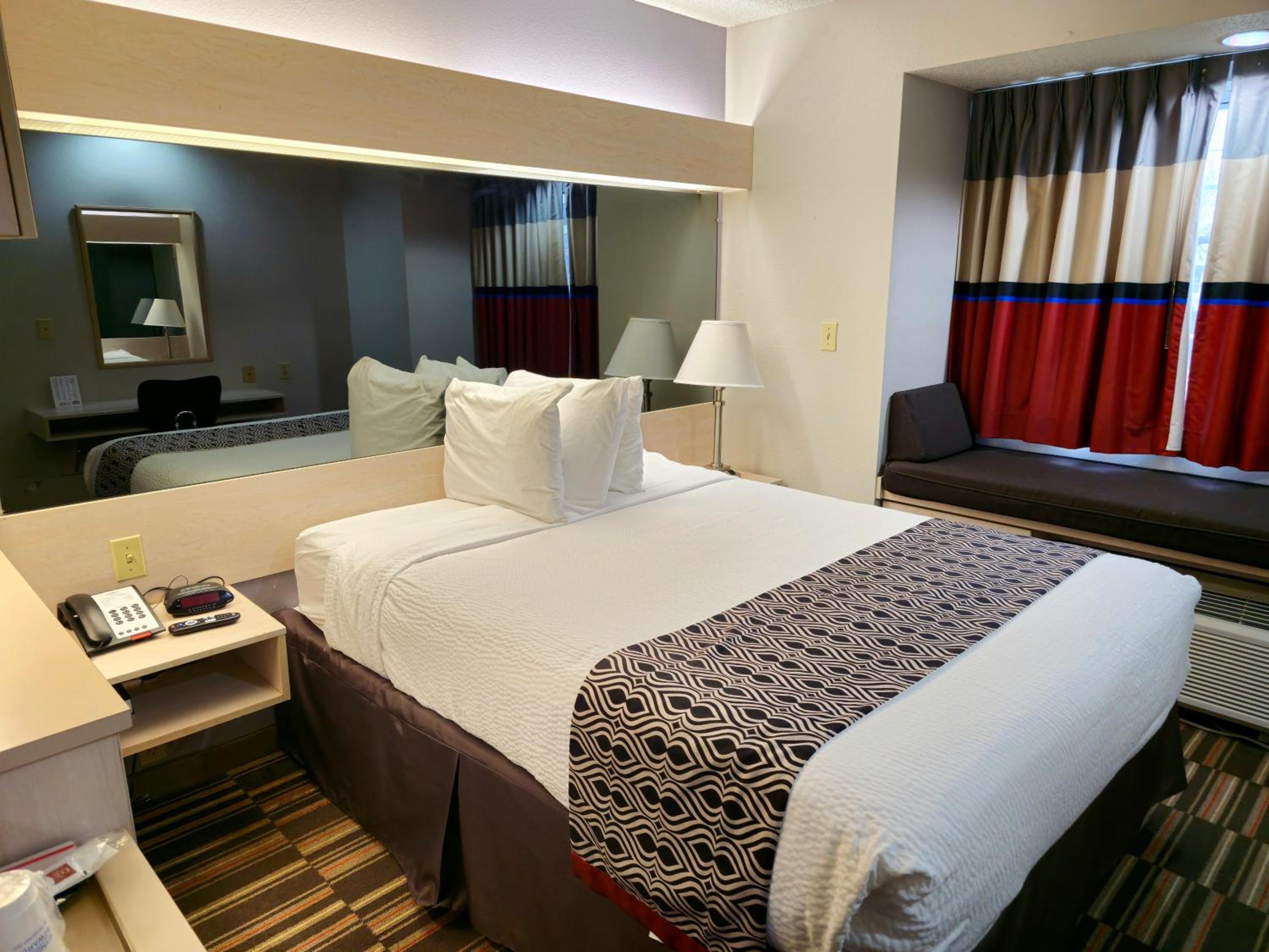 Queen Room - Disability Access - Non-Smoking