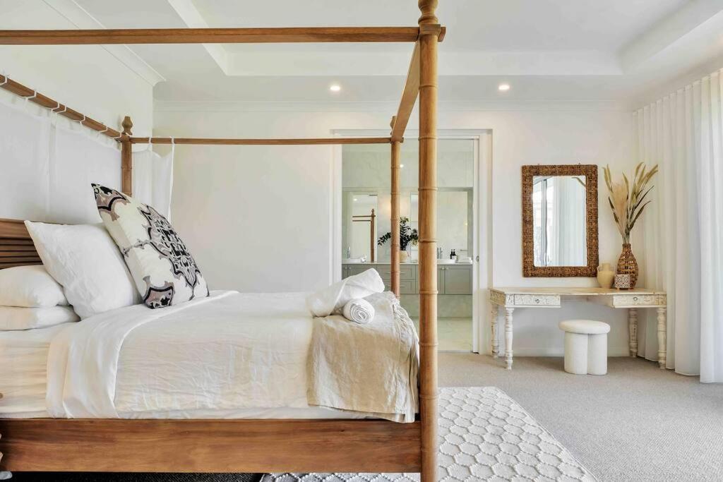 Six-Bedroom House photo 1