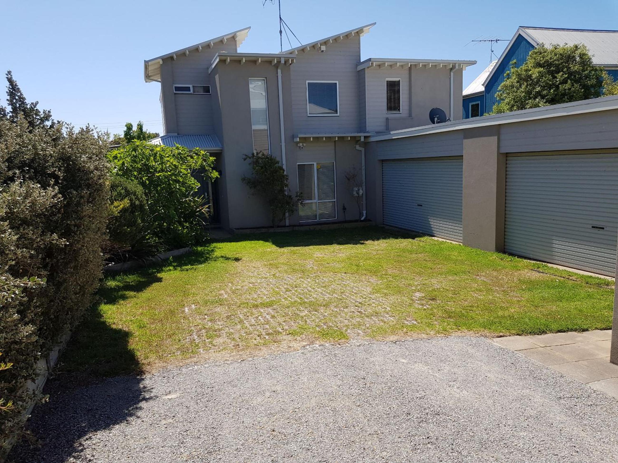 Three-Bedroom House photo 2