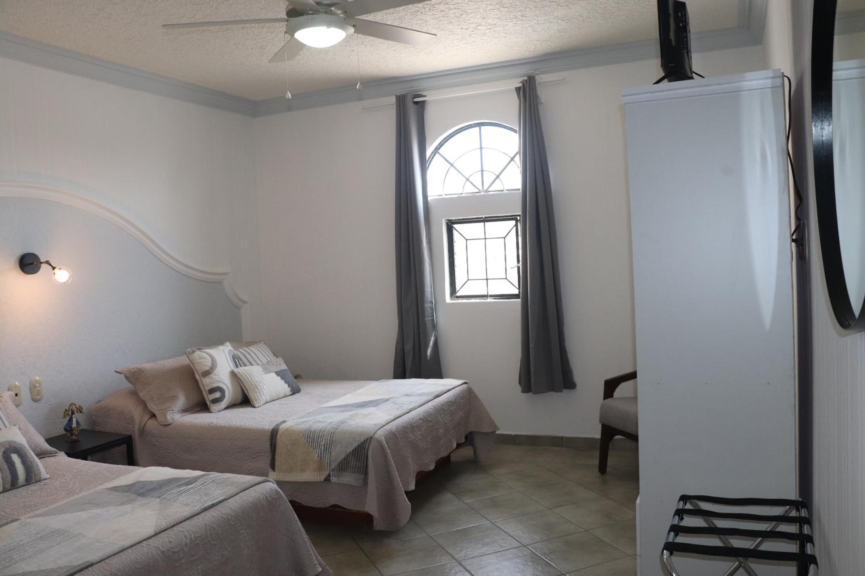 Double Room with Two Double Beds - Photo 12