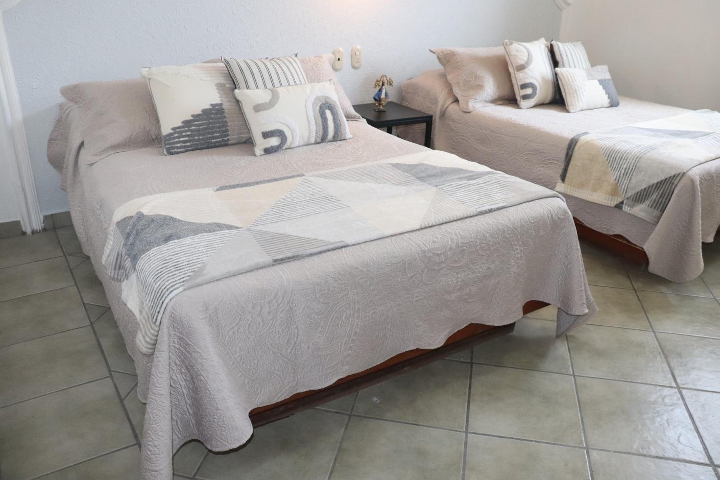 Double Room with Two Double Beds - Photo 17
