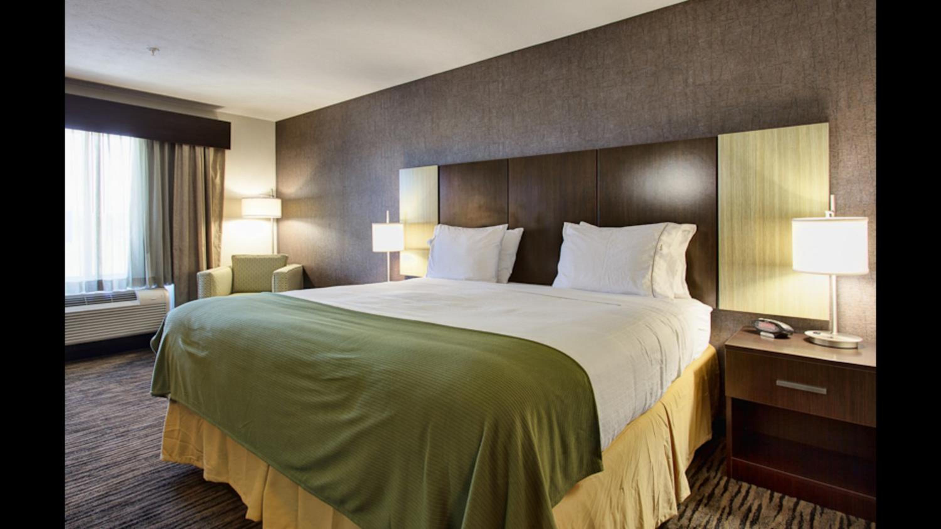 Standard King Room - Communications Accessible - Photo 2