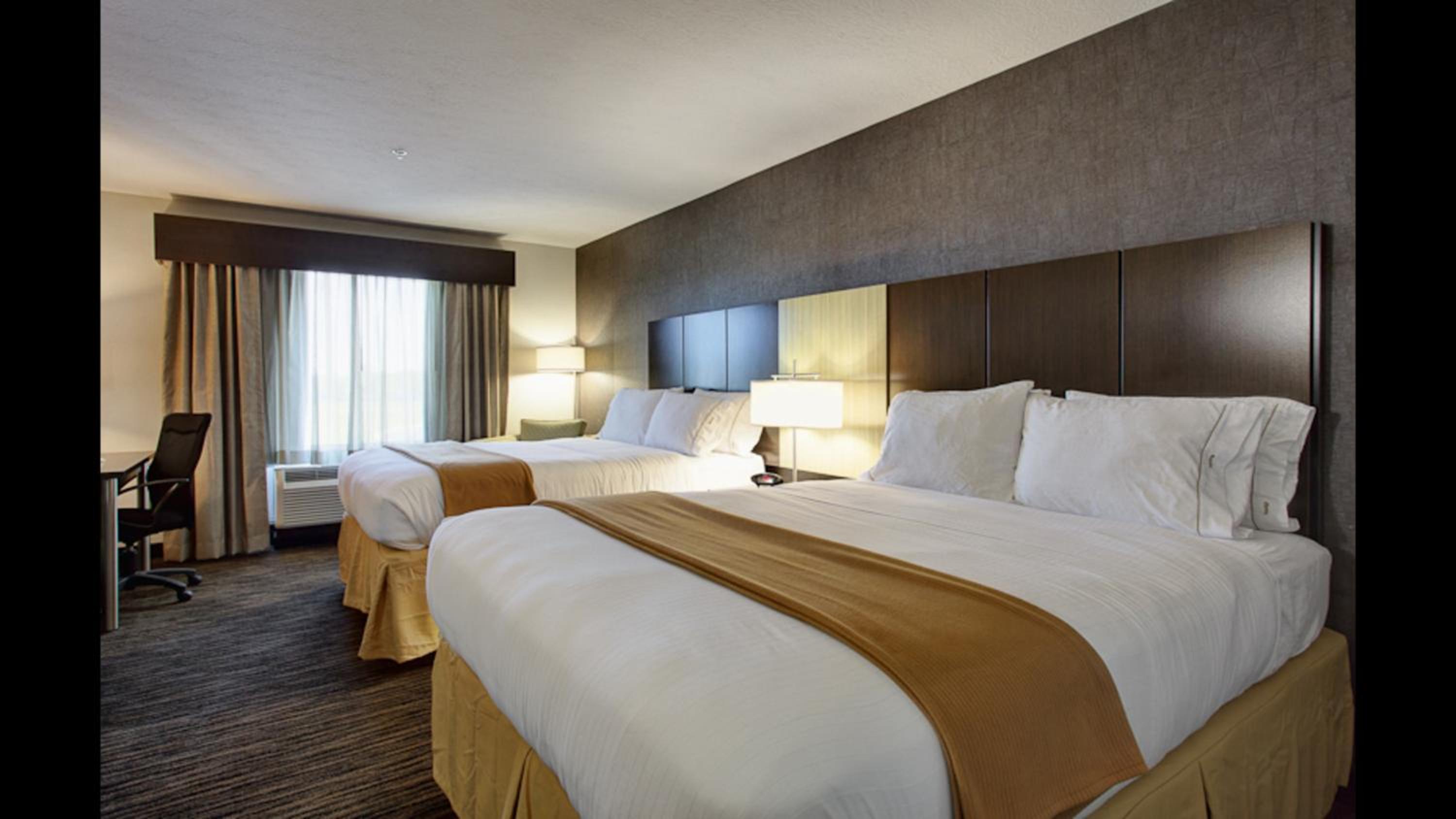 Standard Queen Room with Two Queen Beds - Photo 3