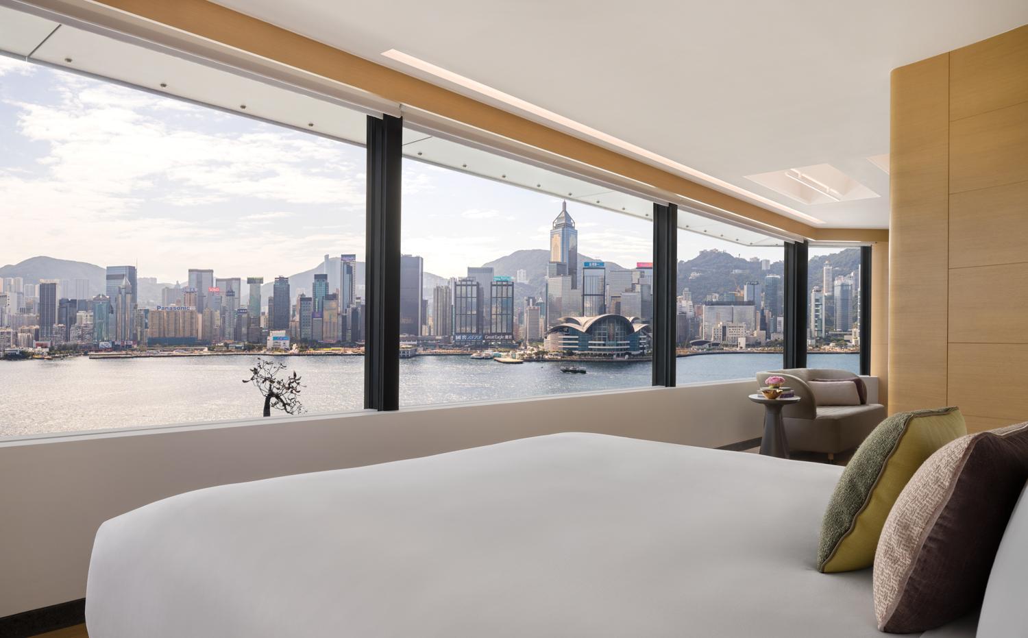 1 King Corner Suite with Sea View - Regent Club Access