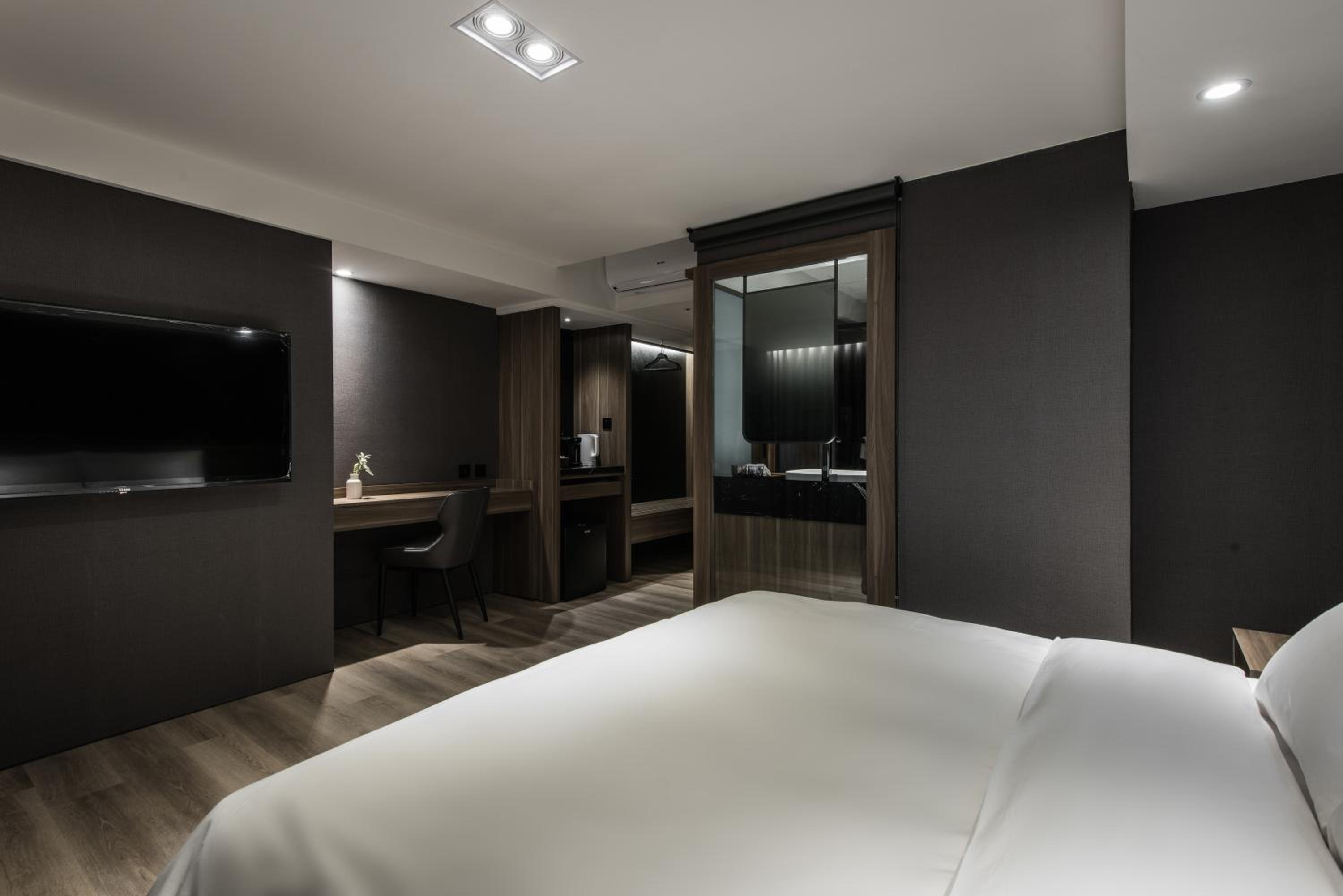 Queen Room - Photo 17