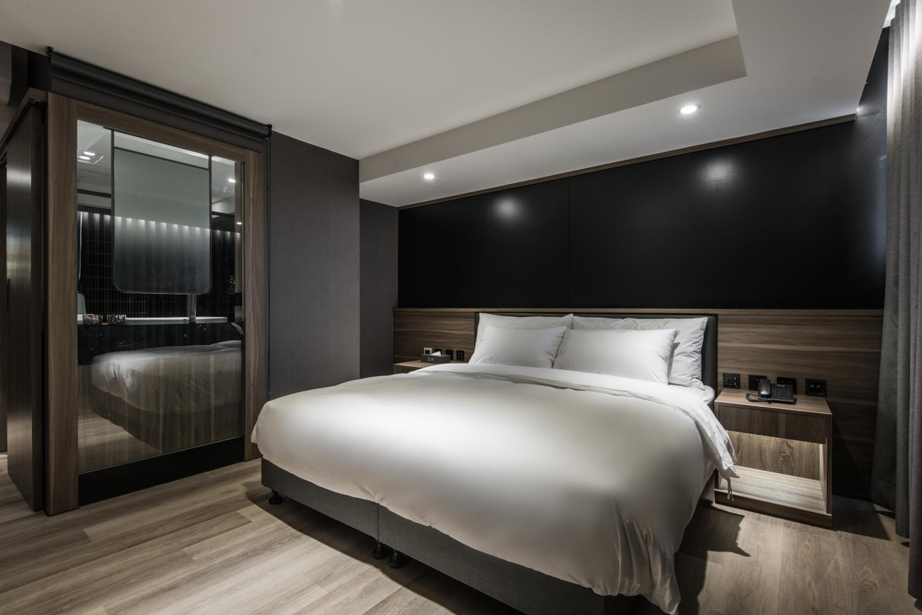 Queen Room - Photo 22