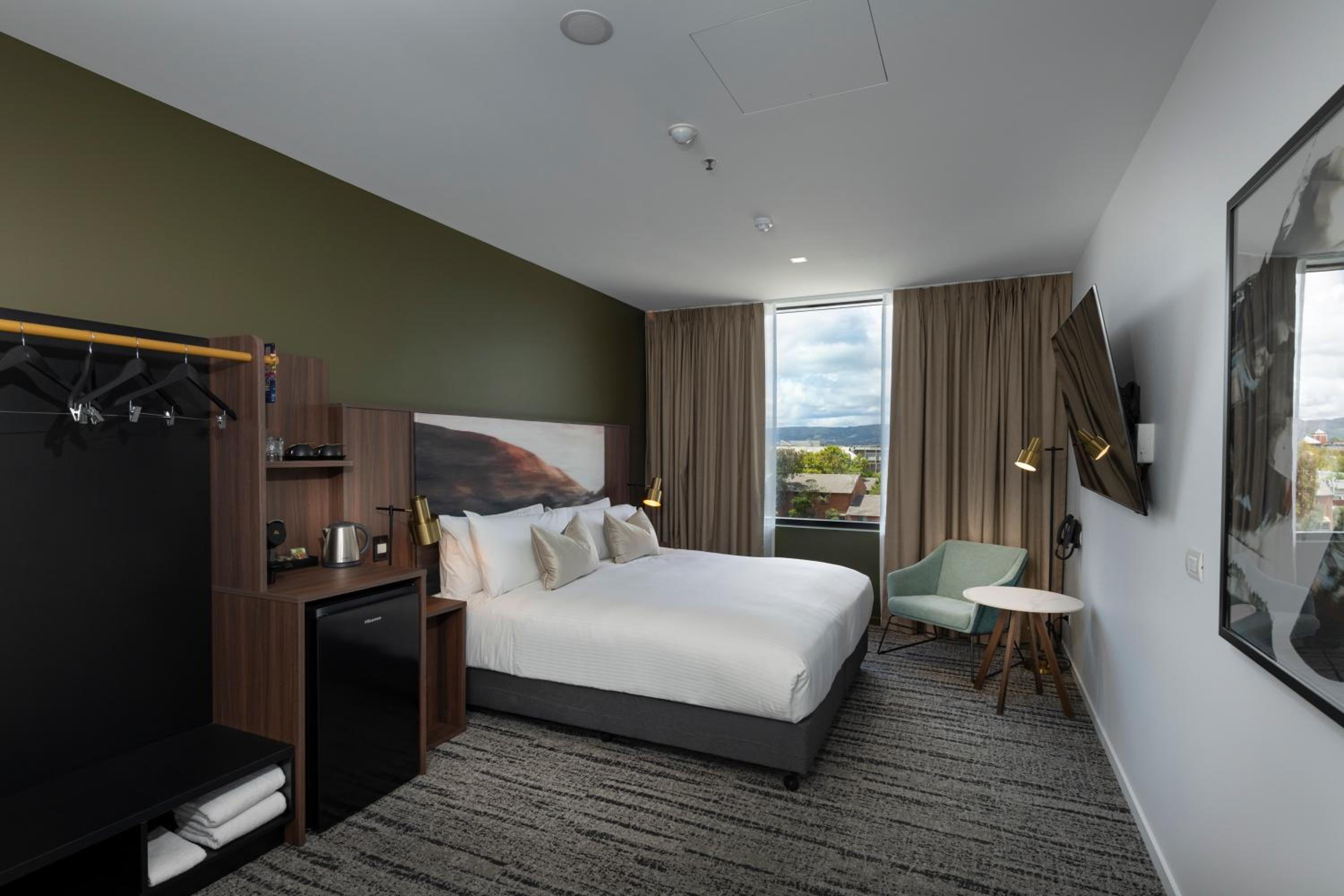 Deluxe King Corner Room (Accessible)