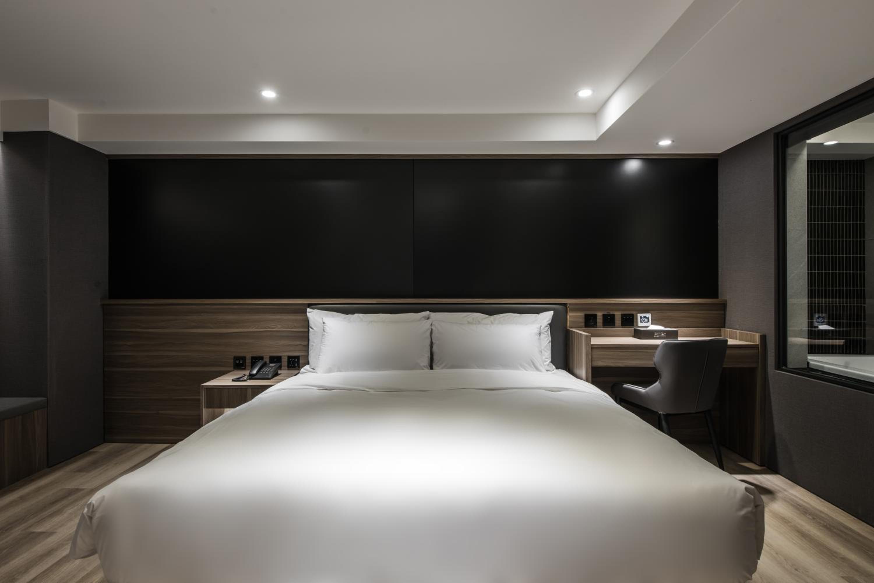 Deluxe Queen Room - Photo 12