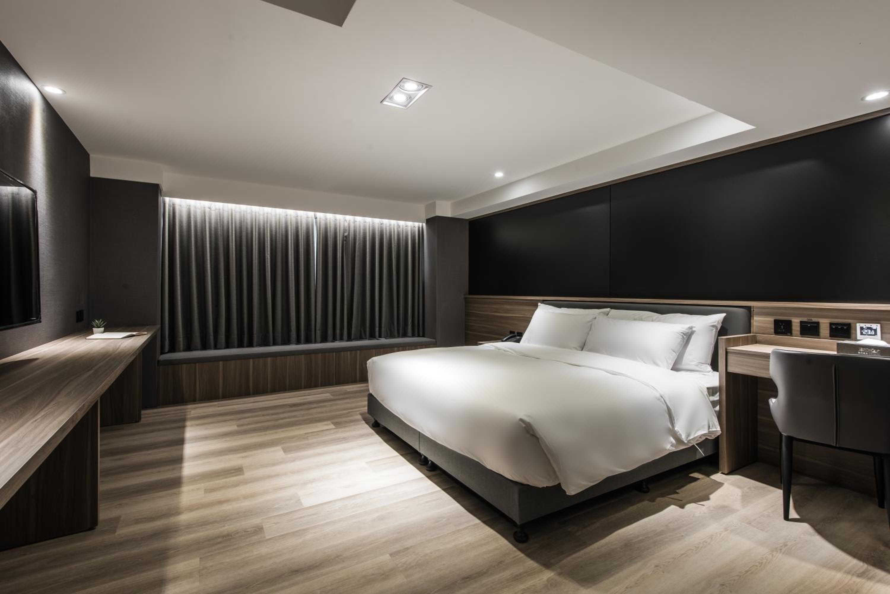 Deluxe Queen Room - Photo 17