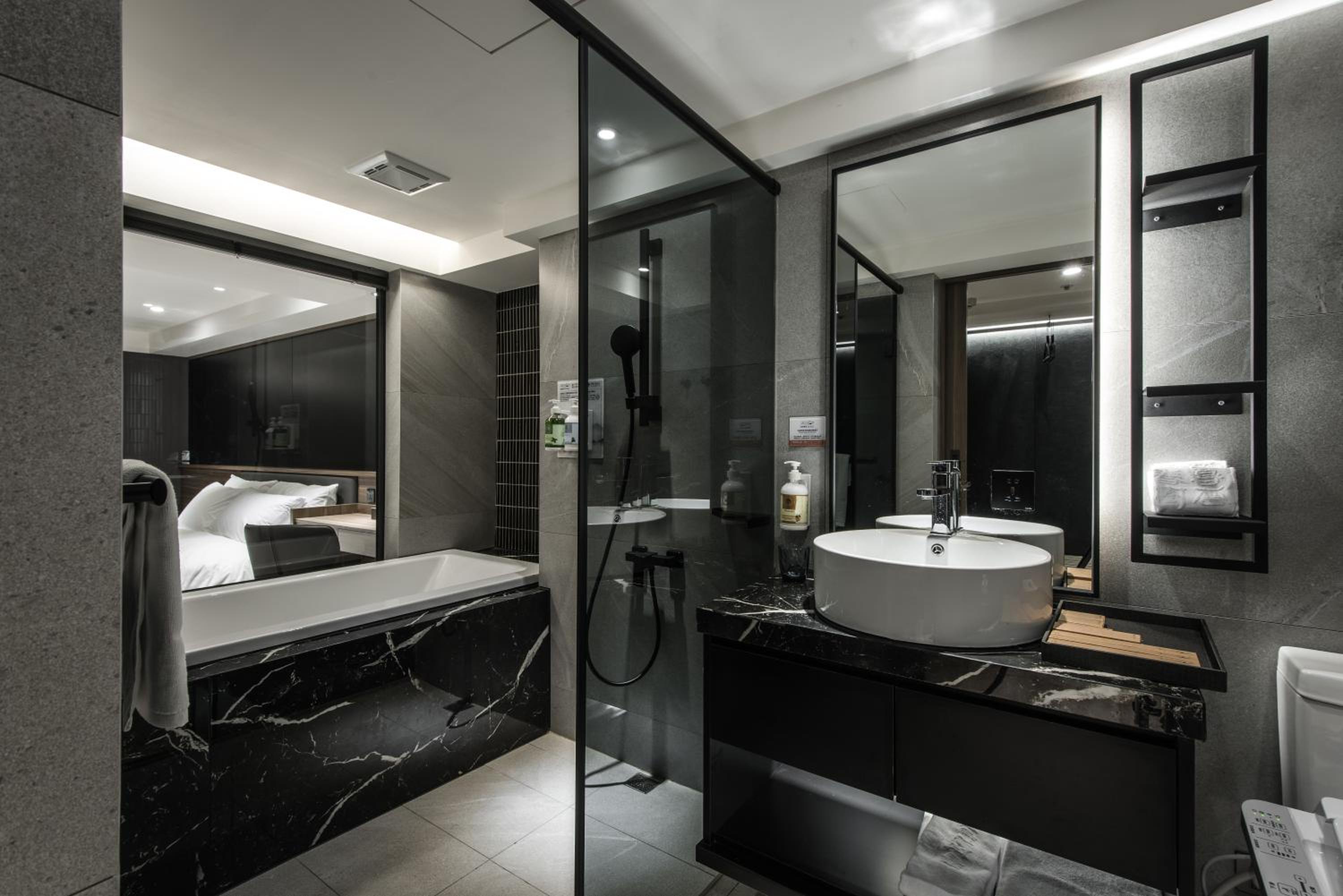 Deluxe Queen Room - Photo 14