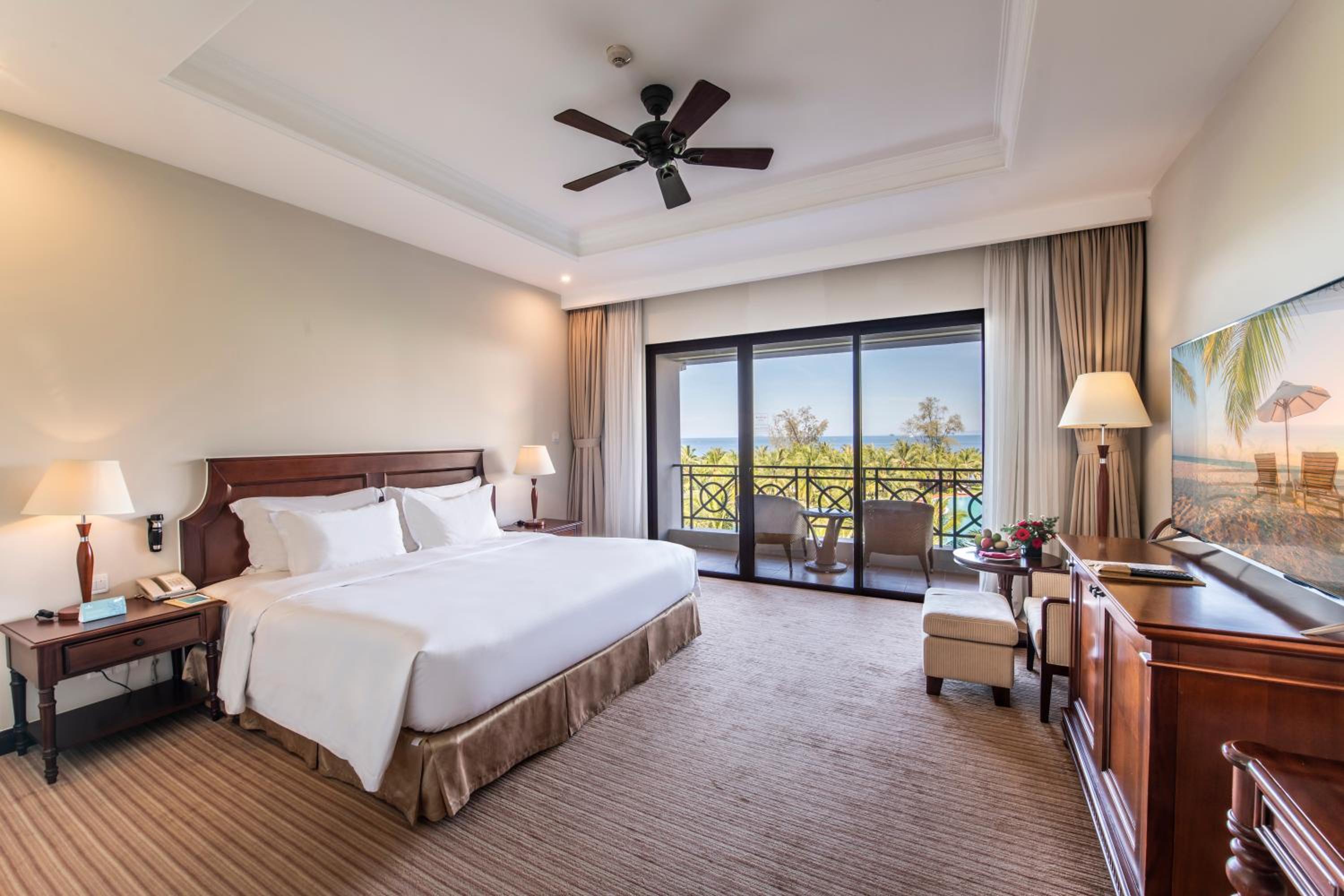 Deluxe Ocean View King Bed - VinWonders & Safari Parks Access