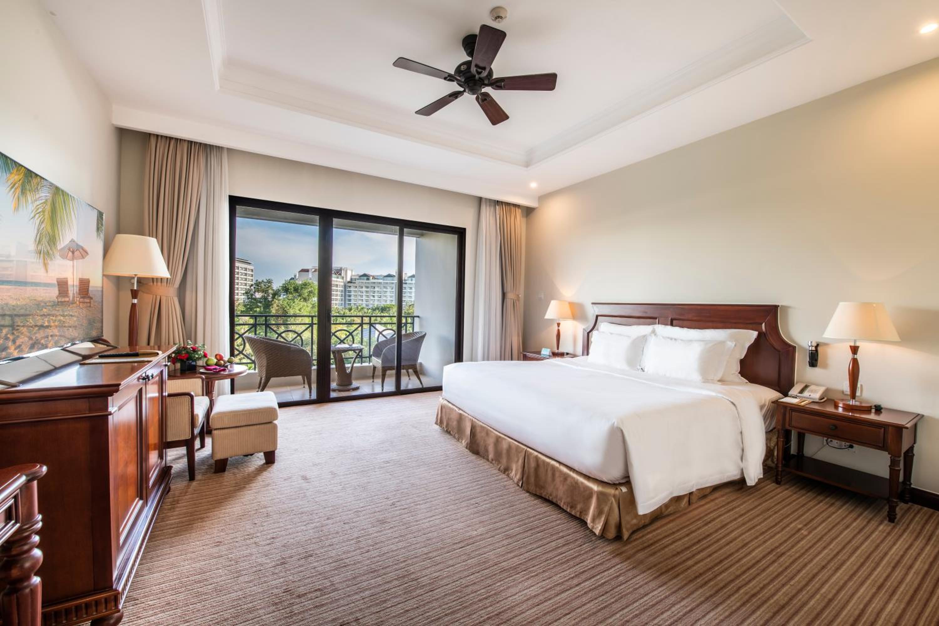 Deluxe King Room with VinWonders Ticket (1 time)