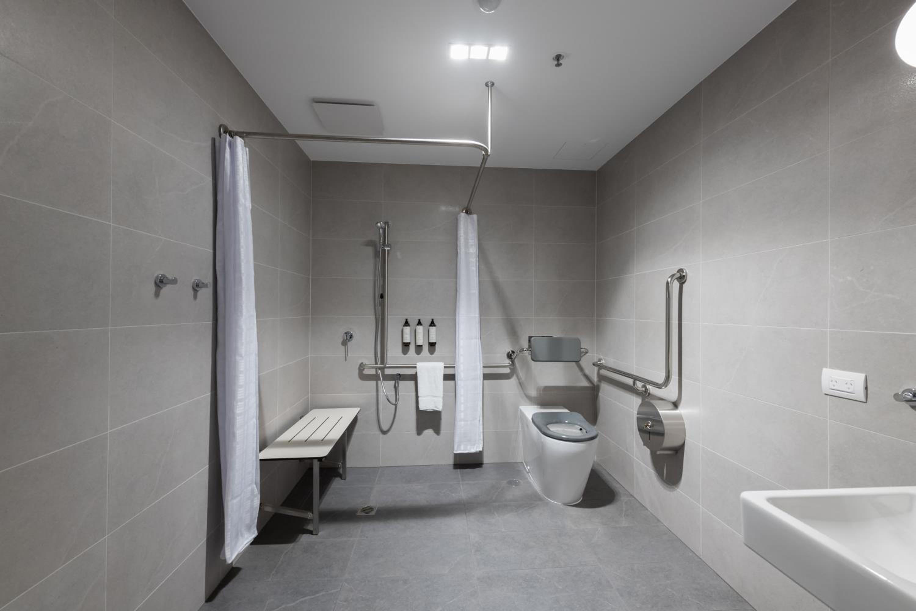 Deluxe King Corner Room (Accessible)