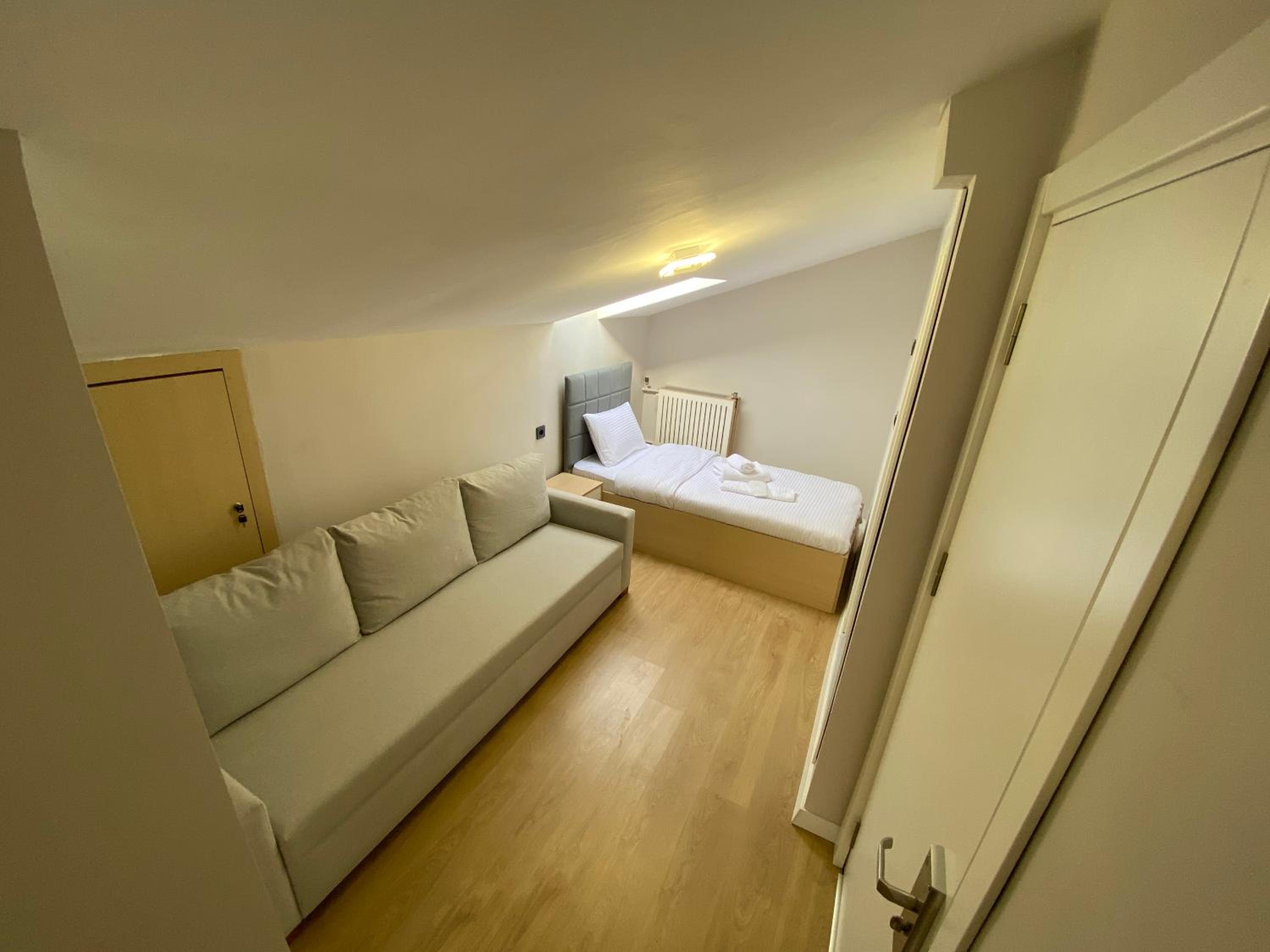 Family Room with Private Bathroom - Photo 8