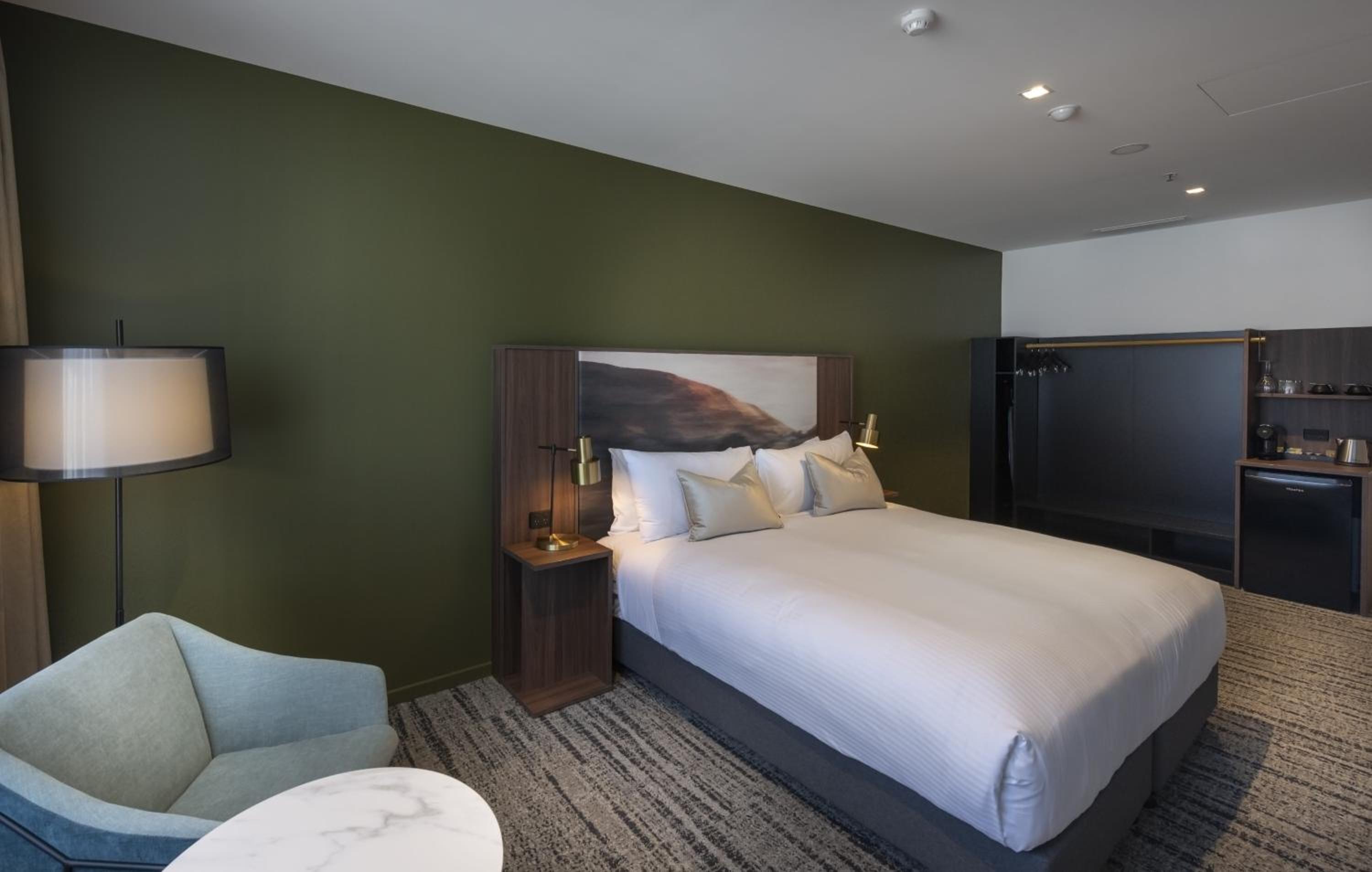 Deluxe King Corner Room