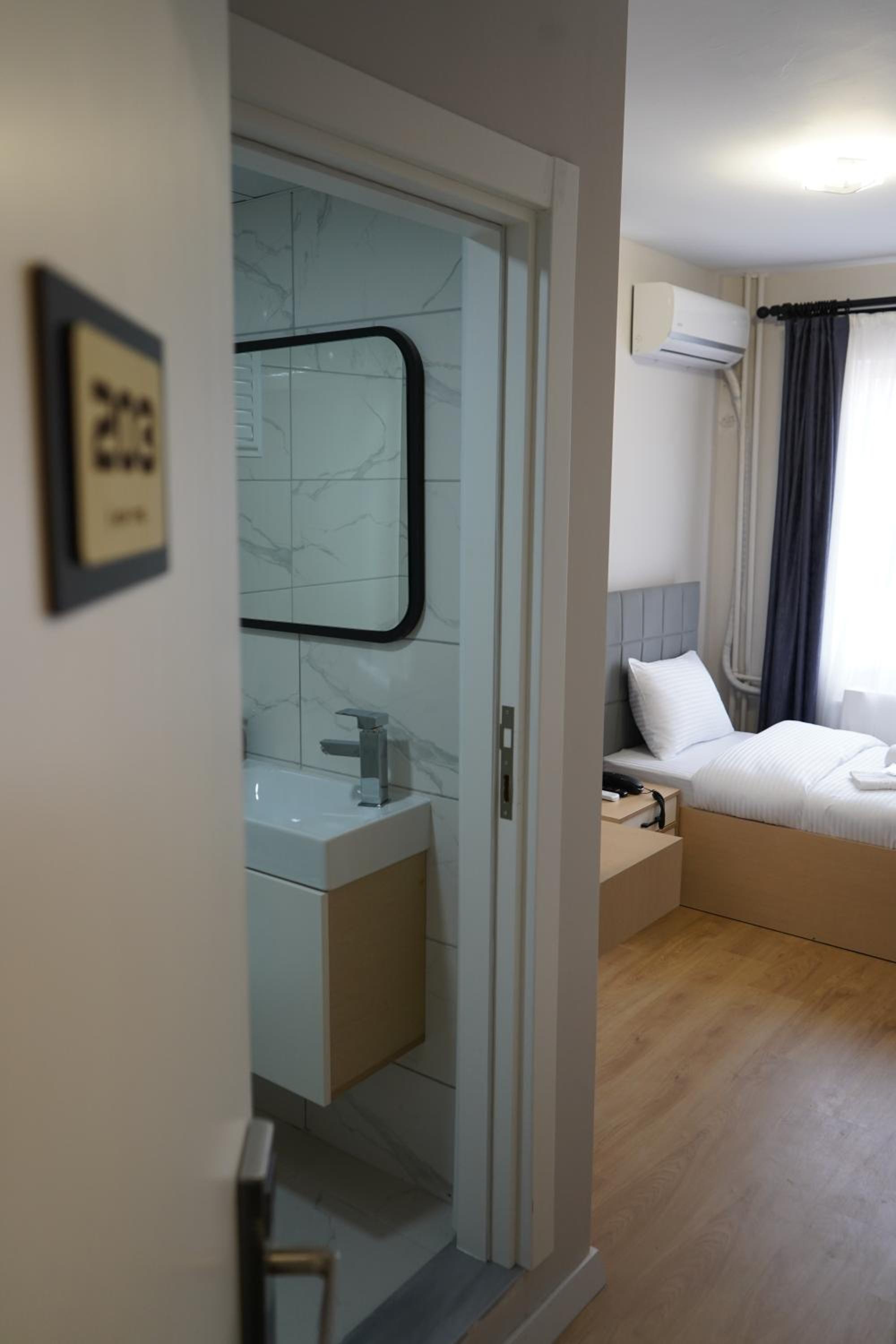 Single Room with Private Bathroom photo 1
