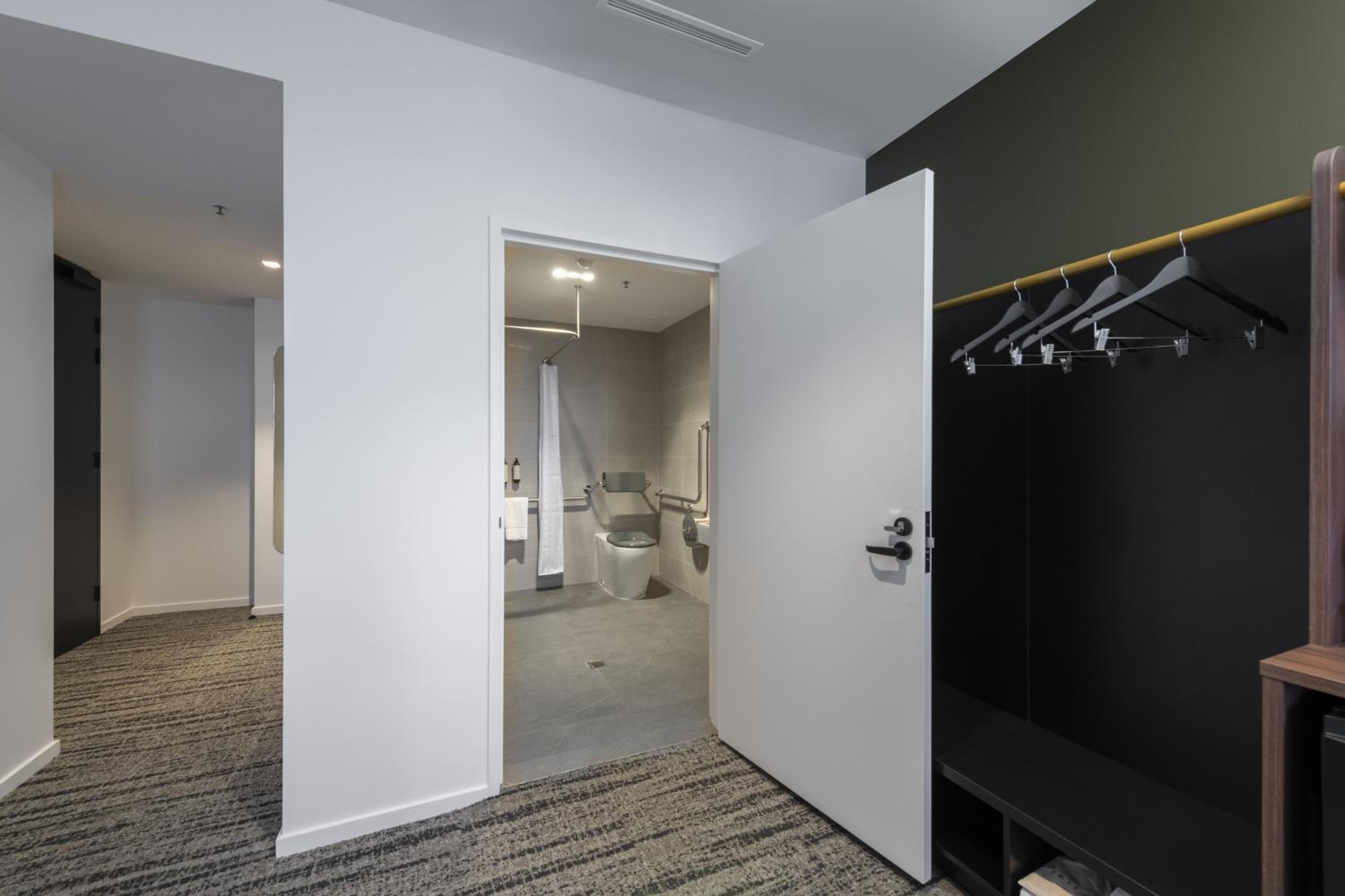 Deluxe King Corner Room (Accessible)