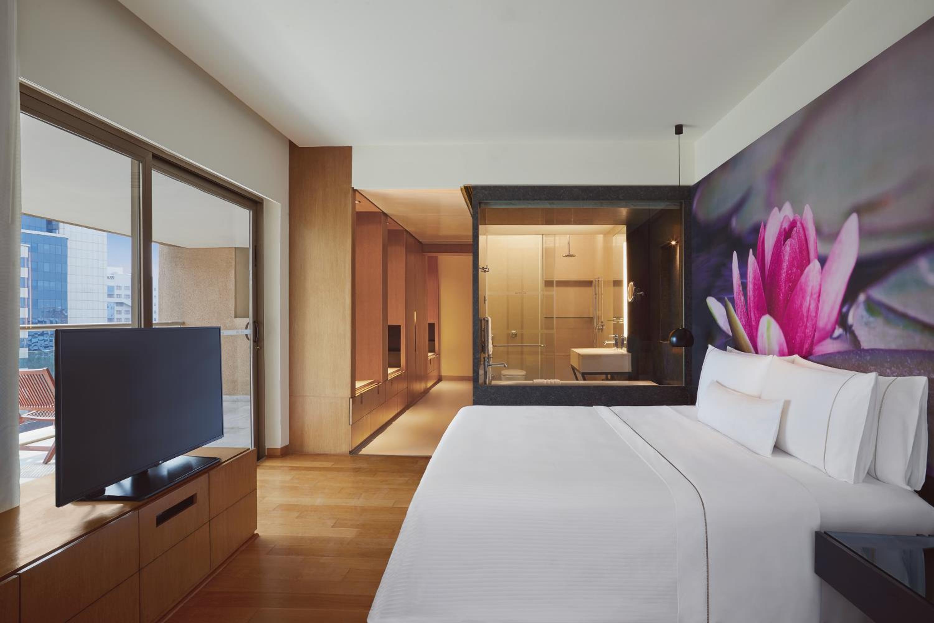 Deluxe King Room with Balcony