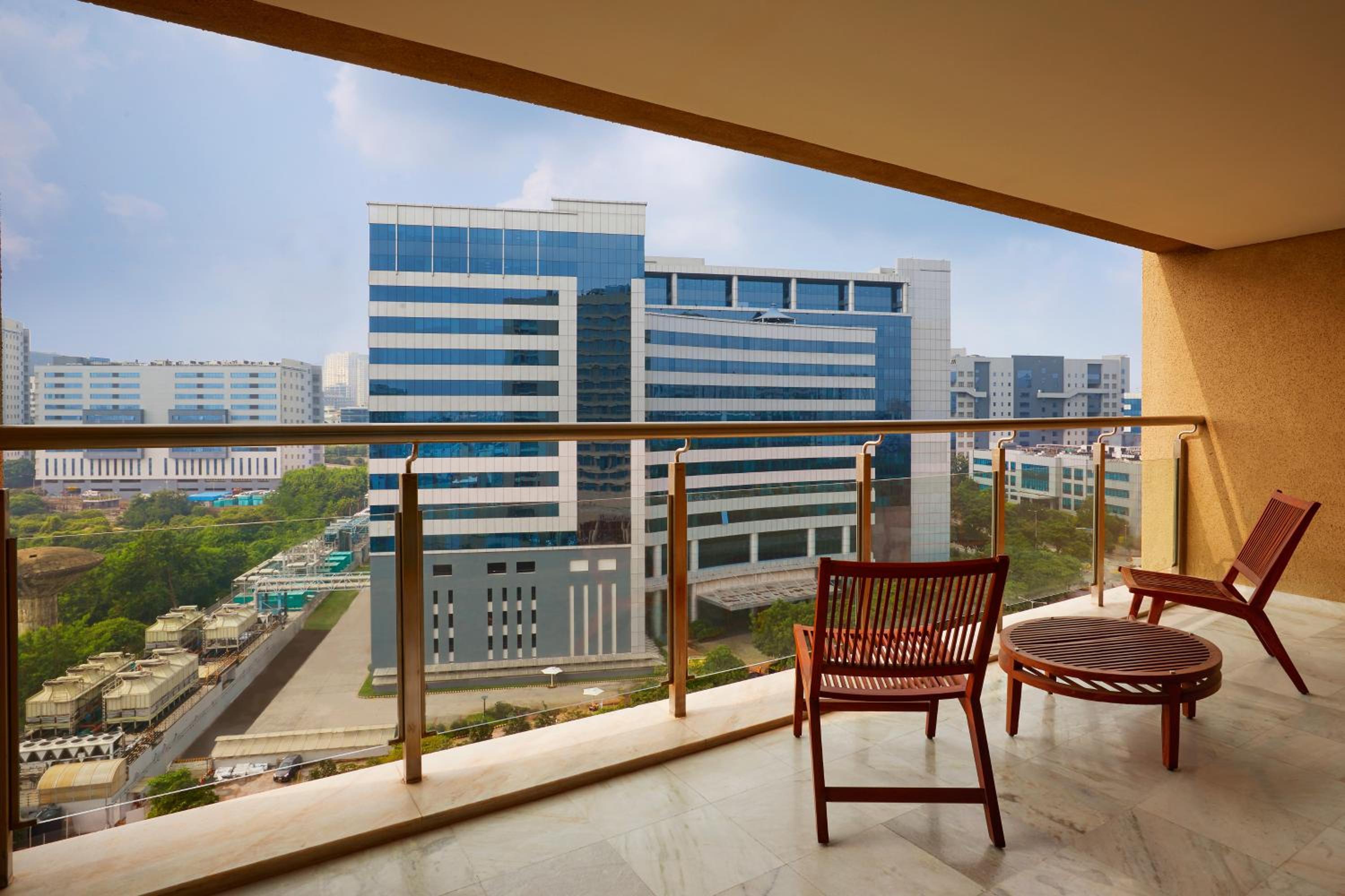 Deluxe King Room with Balcony photo 3