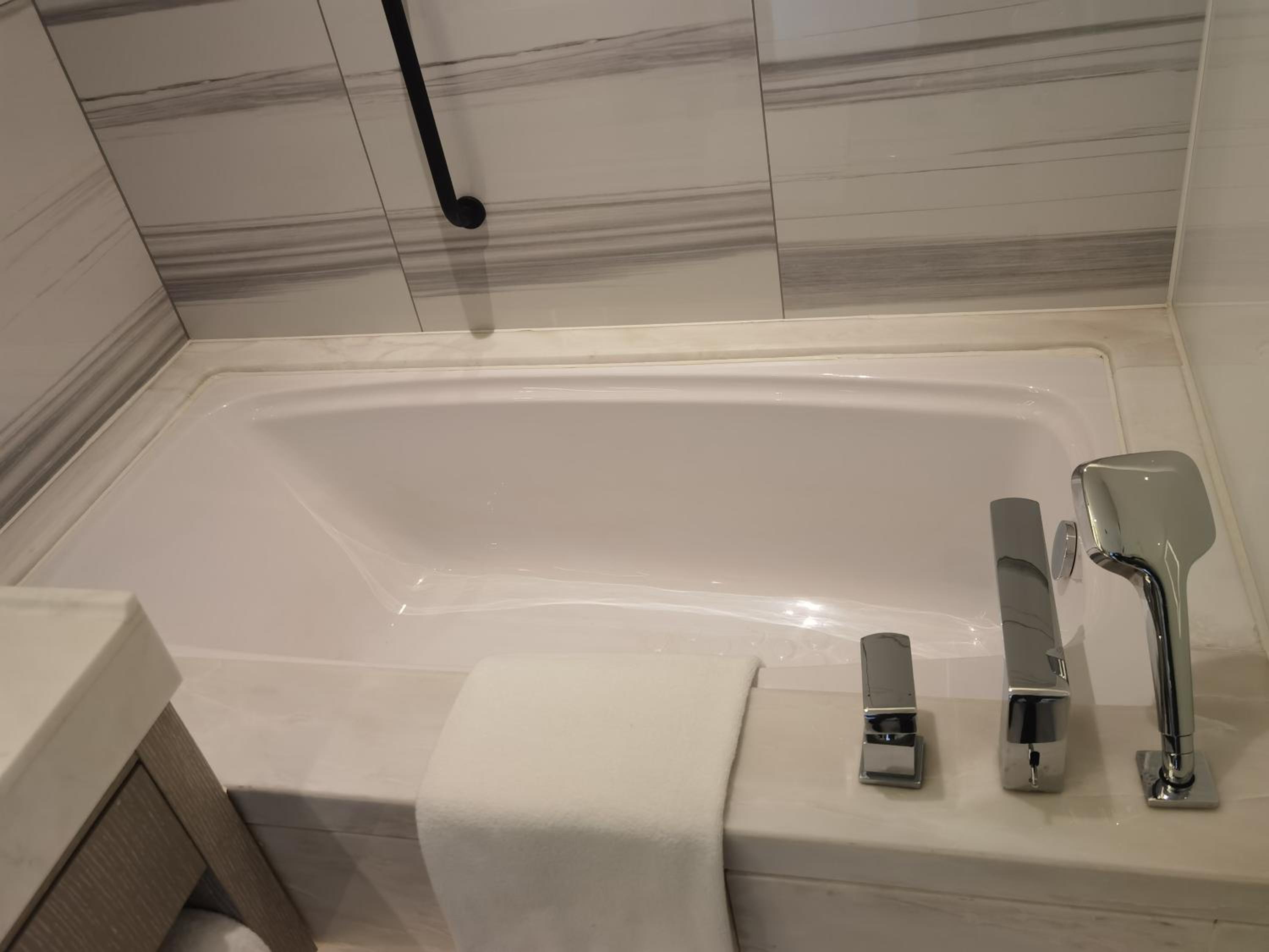 Standard King Room with River View - Photo 8