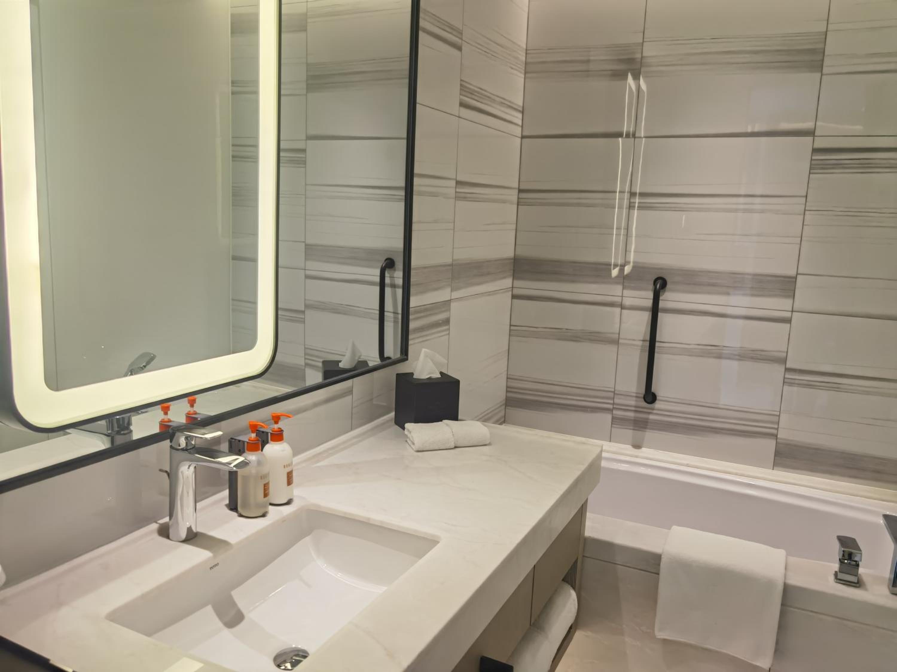 Standard King Room - Accessible - Photo 3