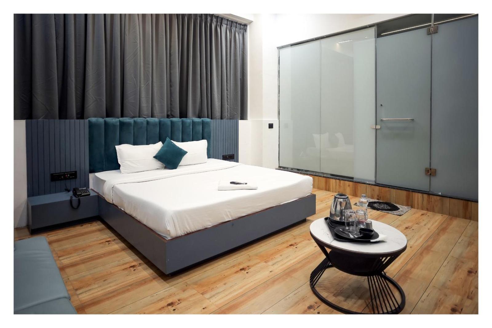 Suite - Photo 1
