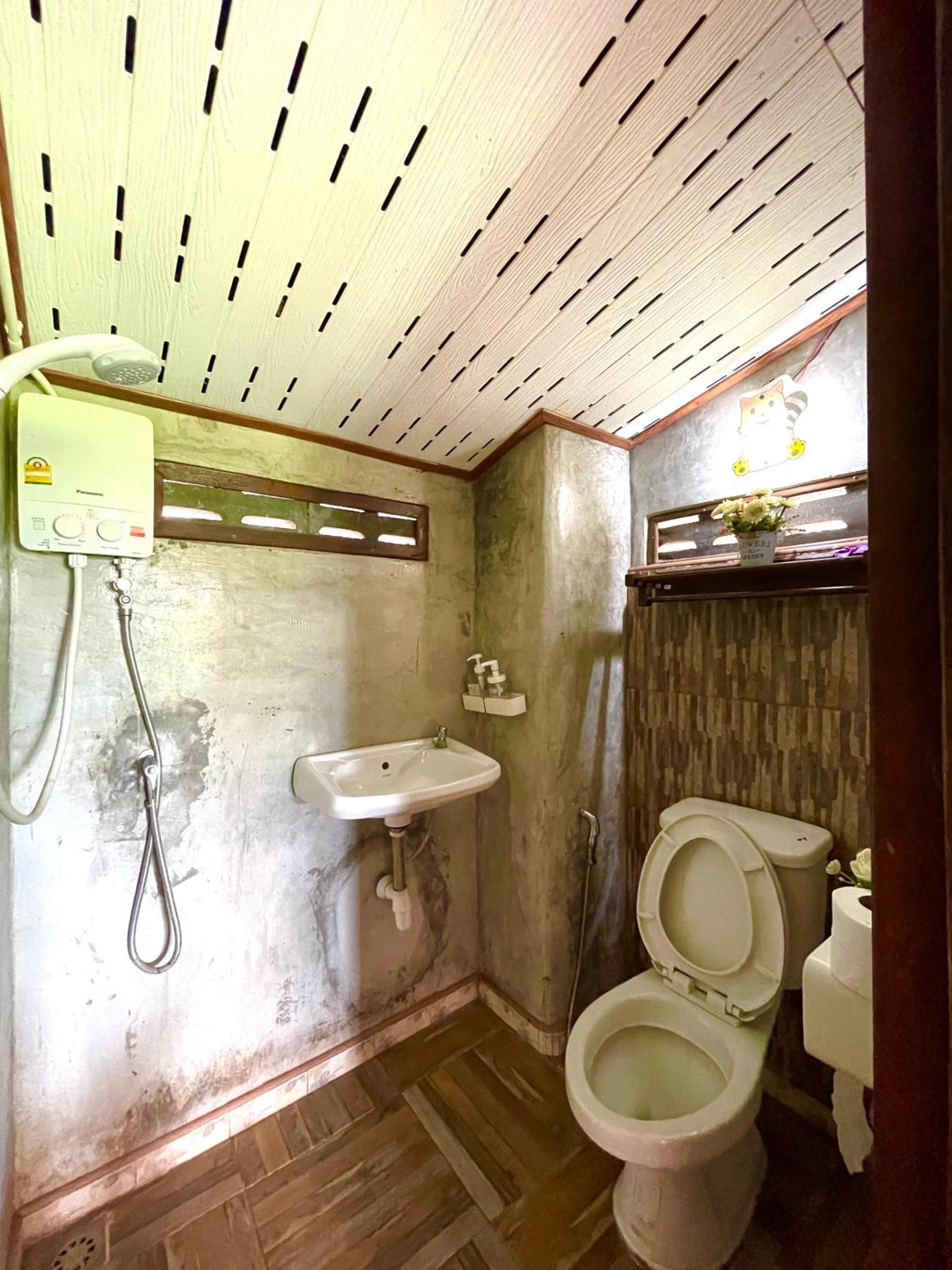 Queen Room with Balcony - Photo 6