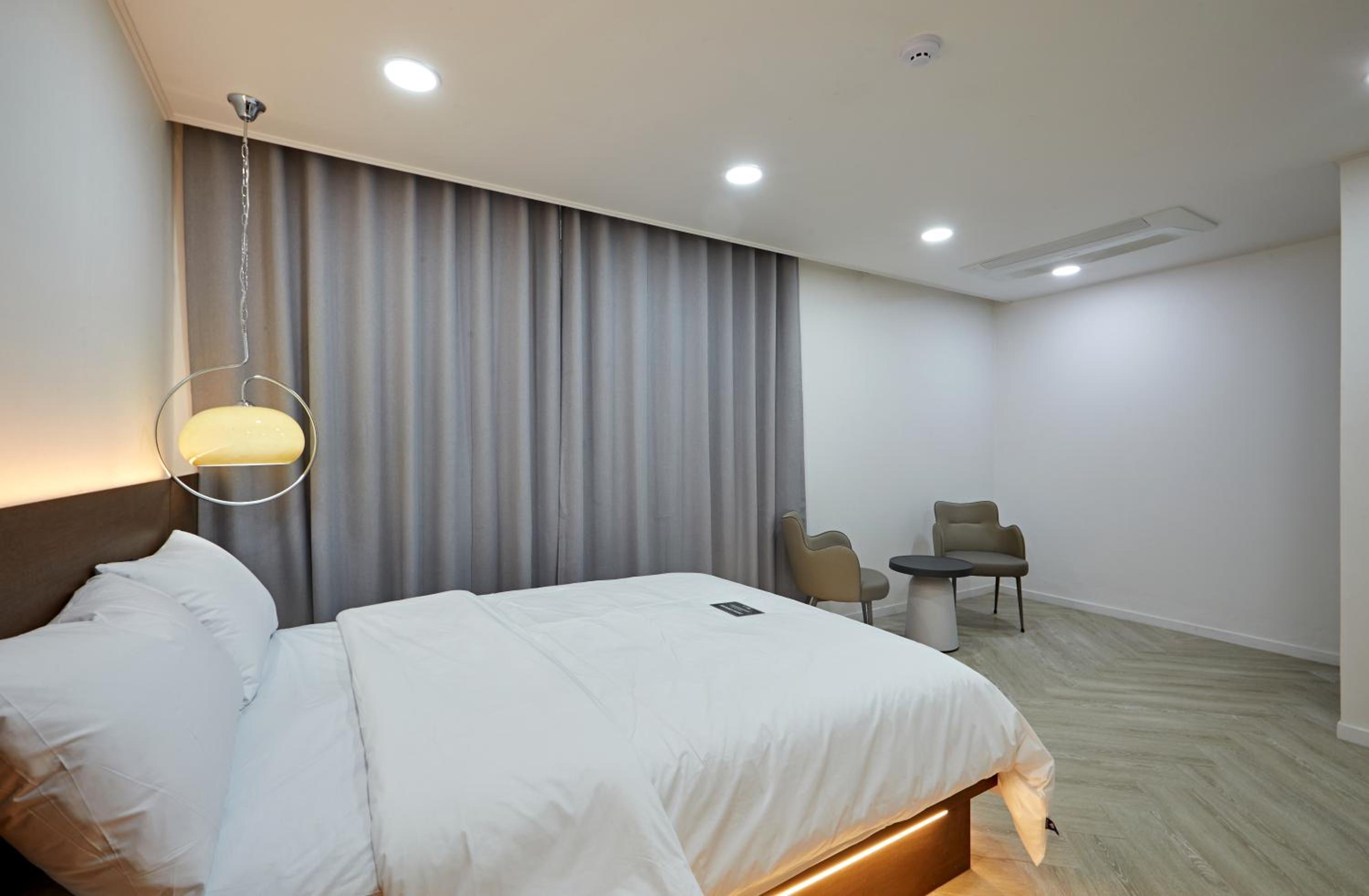Large Double Room - Photo 4