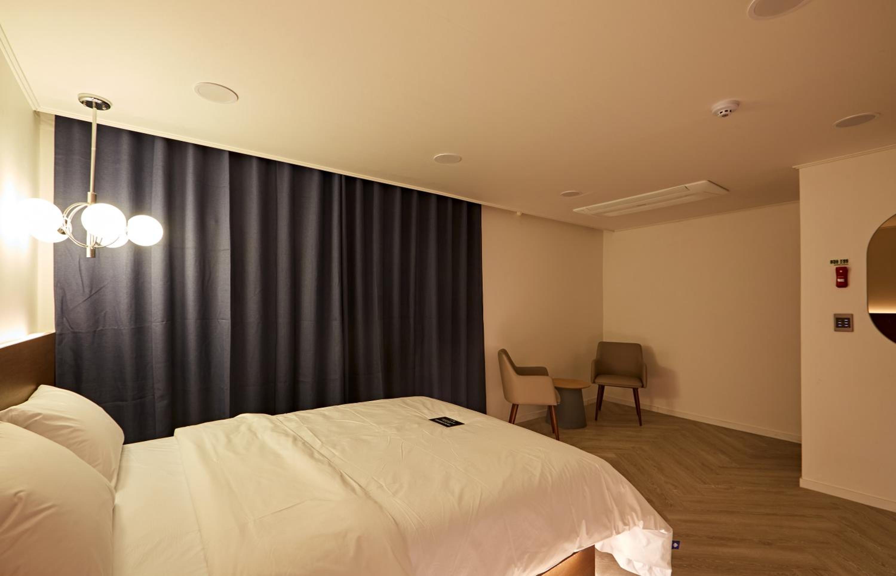 Large Double Room - Photo 5