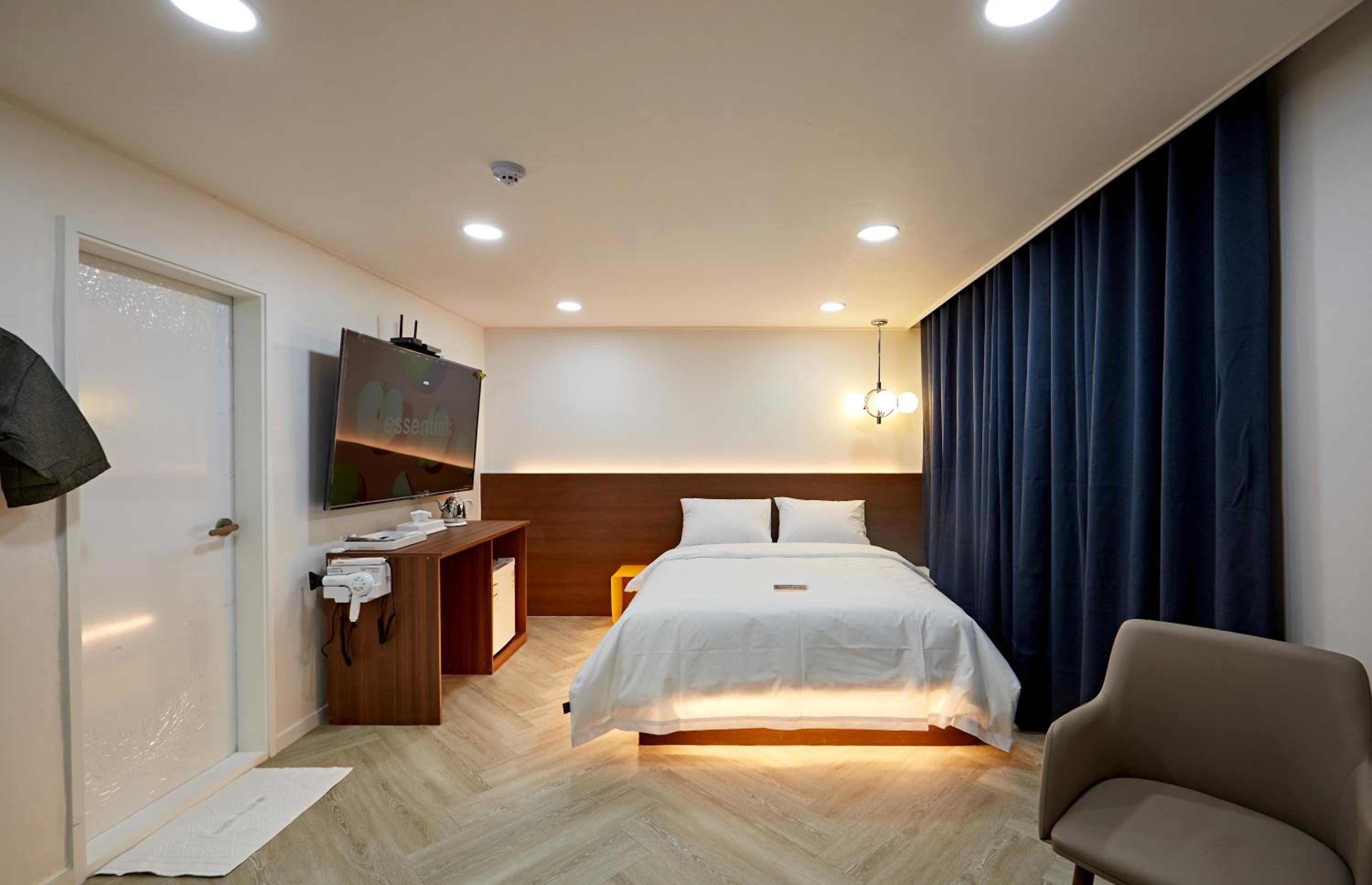 Large Double Room - Photo 6