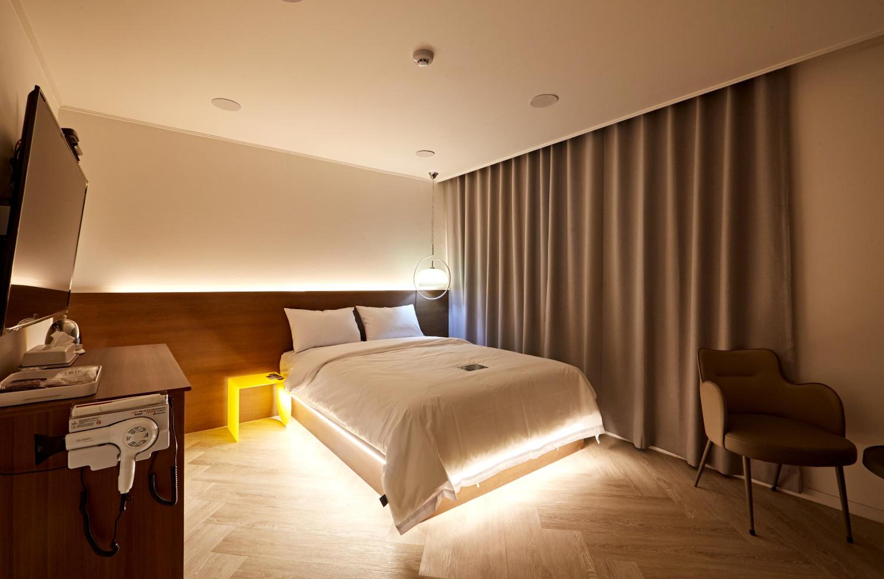 Large Double Room - Photo 3