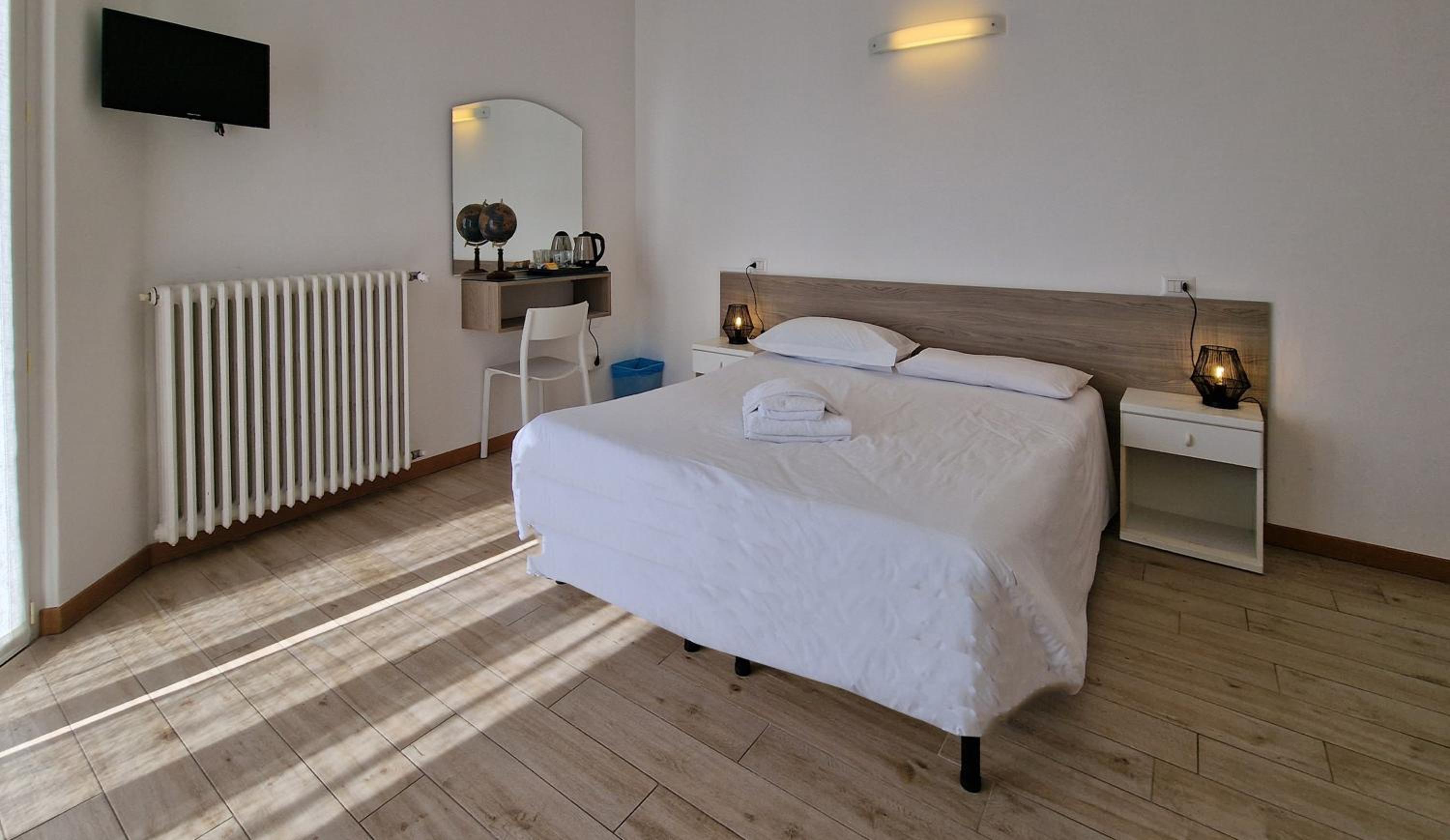Deluxe Double Room with Balcony - Photo 1