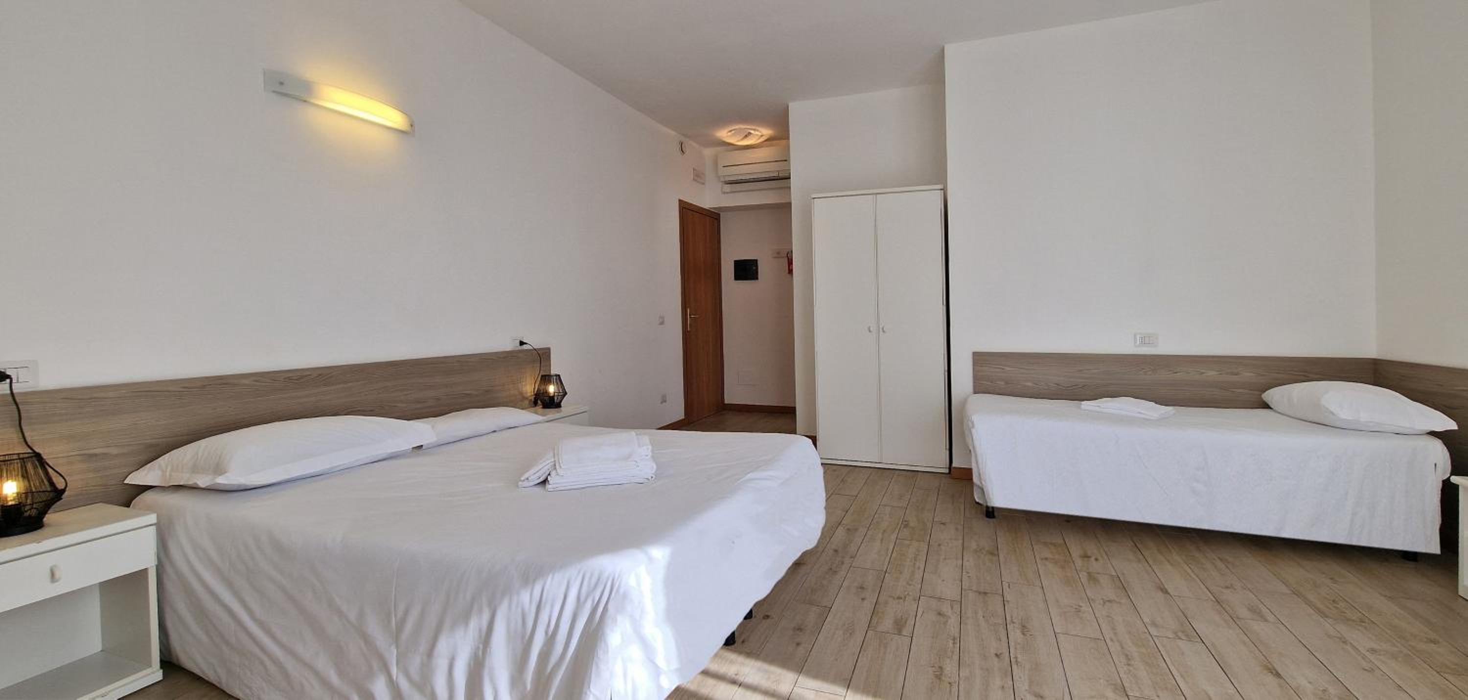 Deluxe Double Room with Balcony - Photo 2