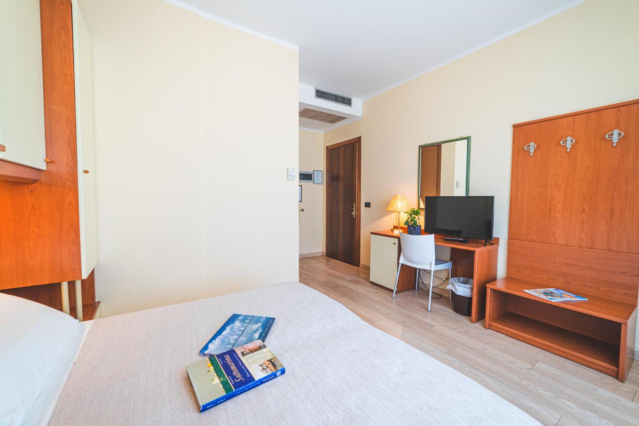 Double or Twin Room with Balcony - Photo 8