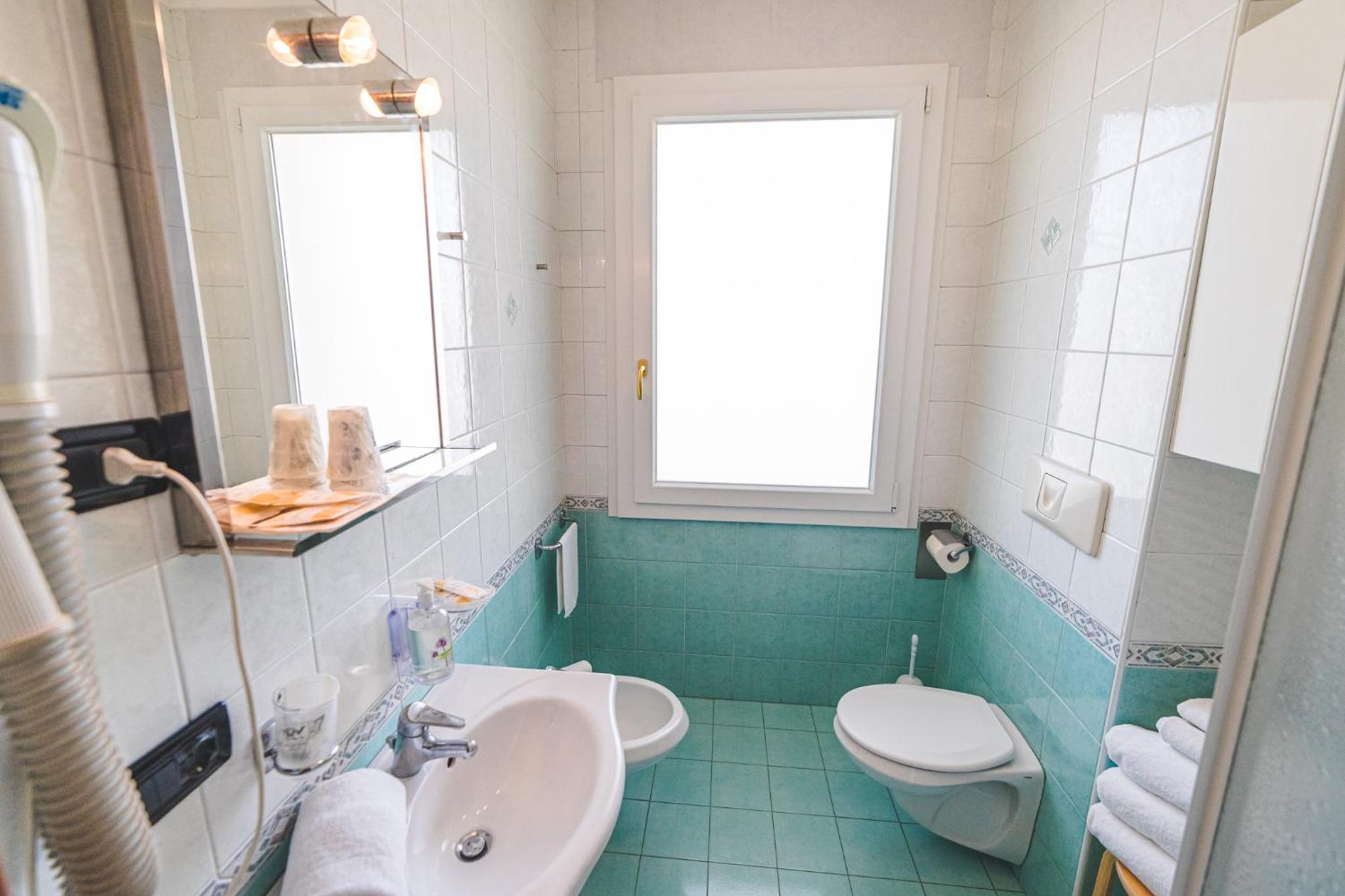 Double or Twin Room with Balcony - Photo 6