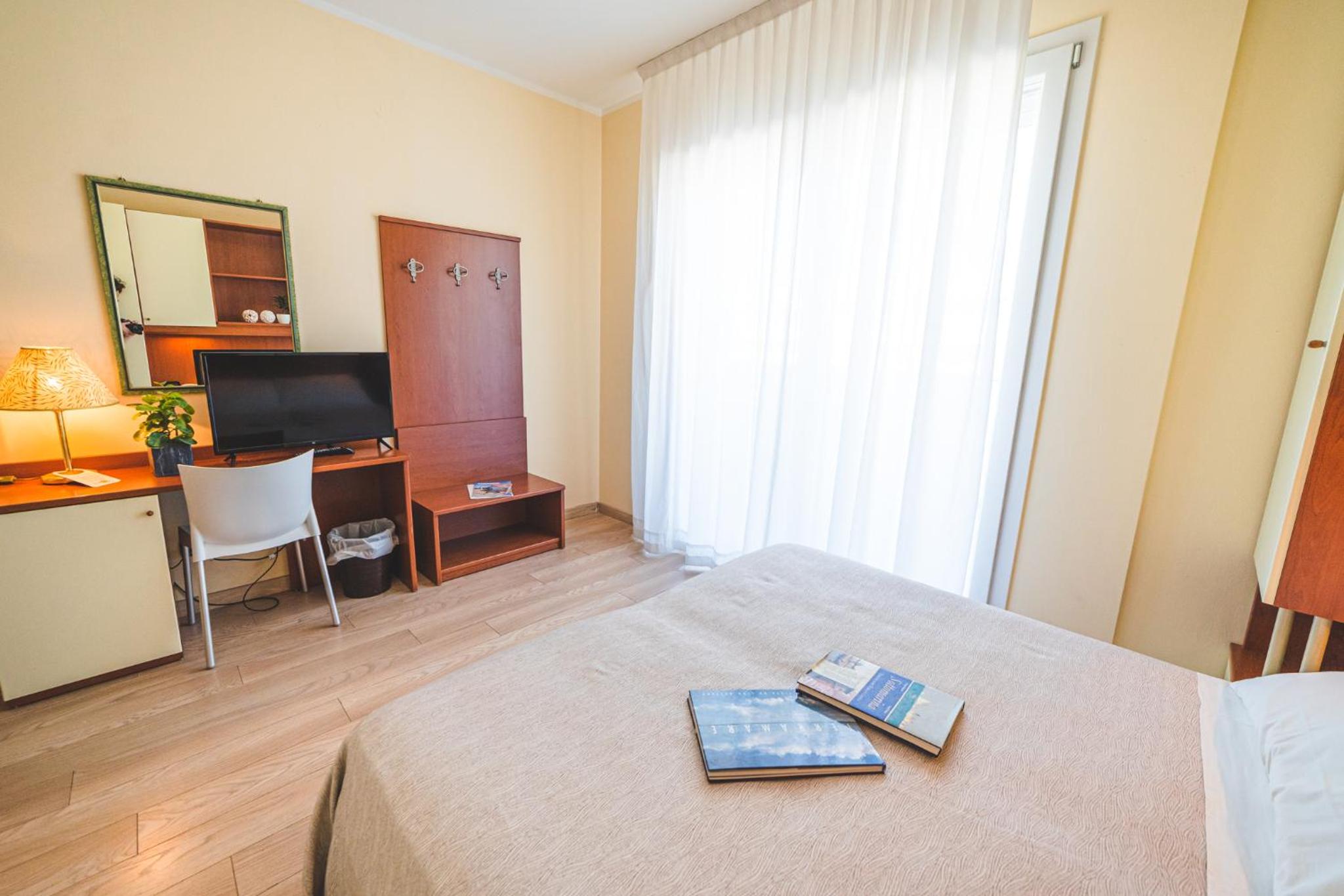 Double or Twin Room with Balcony - Photo 13
