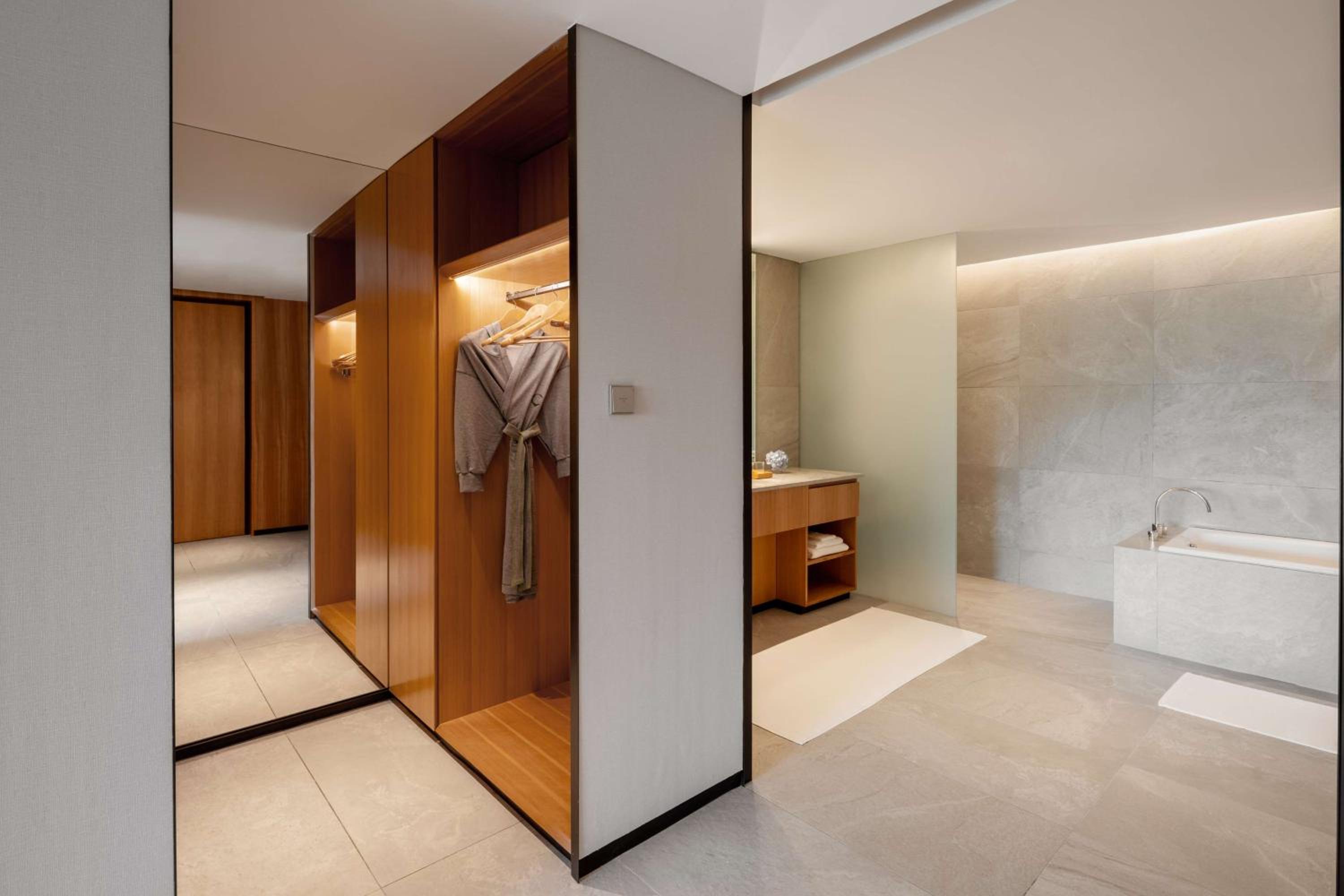 Deluxe King Room with Hill View - Photo 2