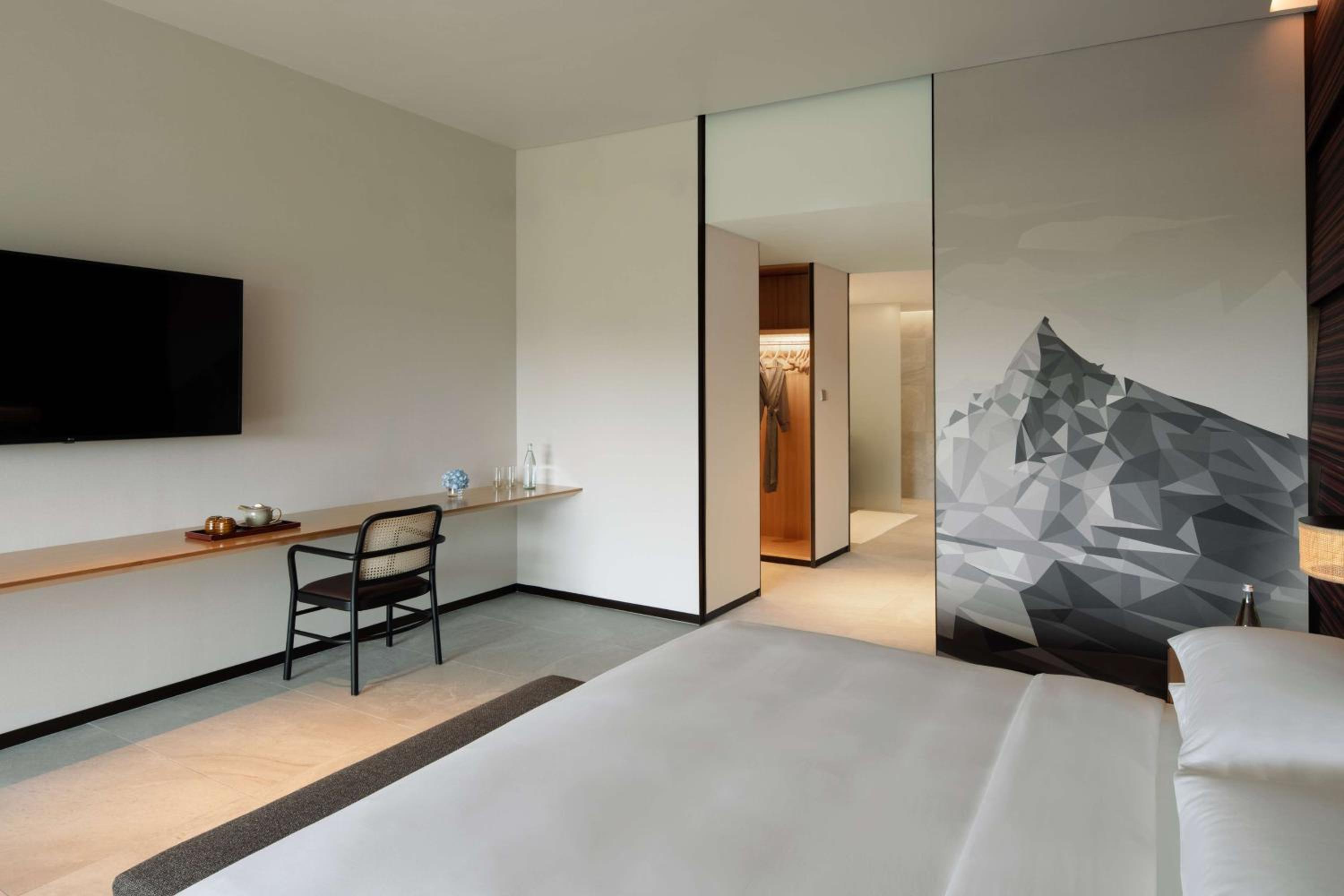 Deluxe King Room with Hill View - Photo 1