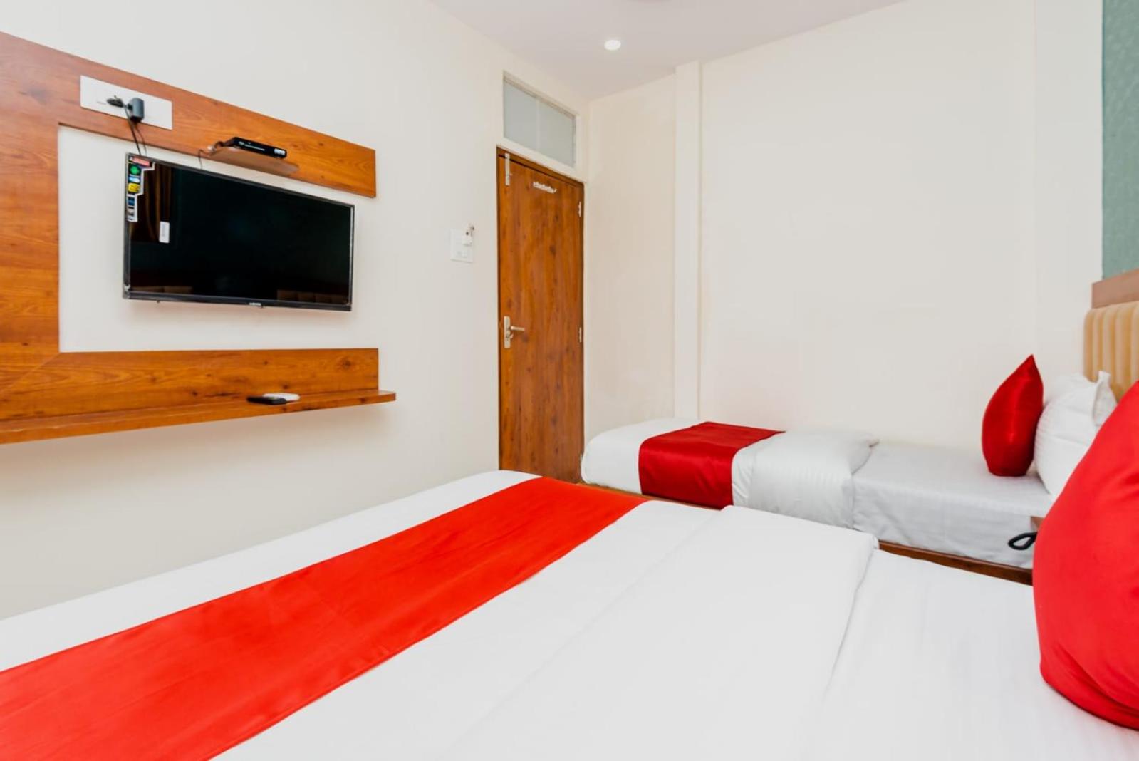 Deluxe Room - Photo 15