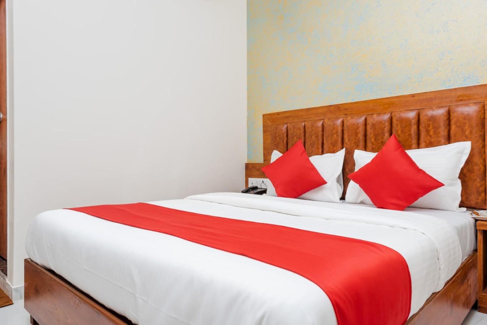 Deluxe Room - Photo 12
