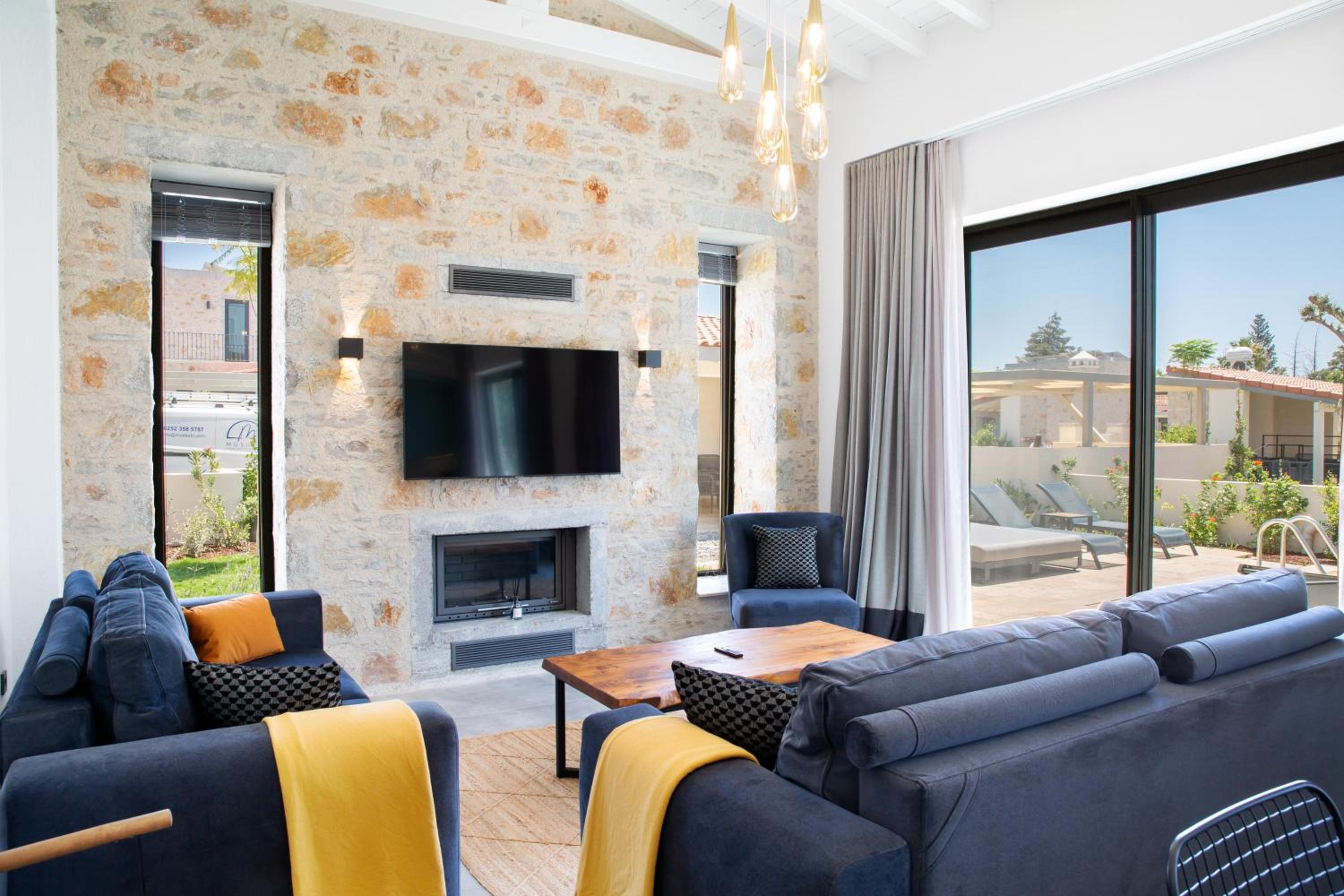 Villa with Private Pool - Photo 4