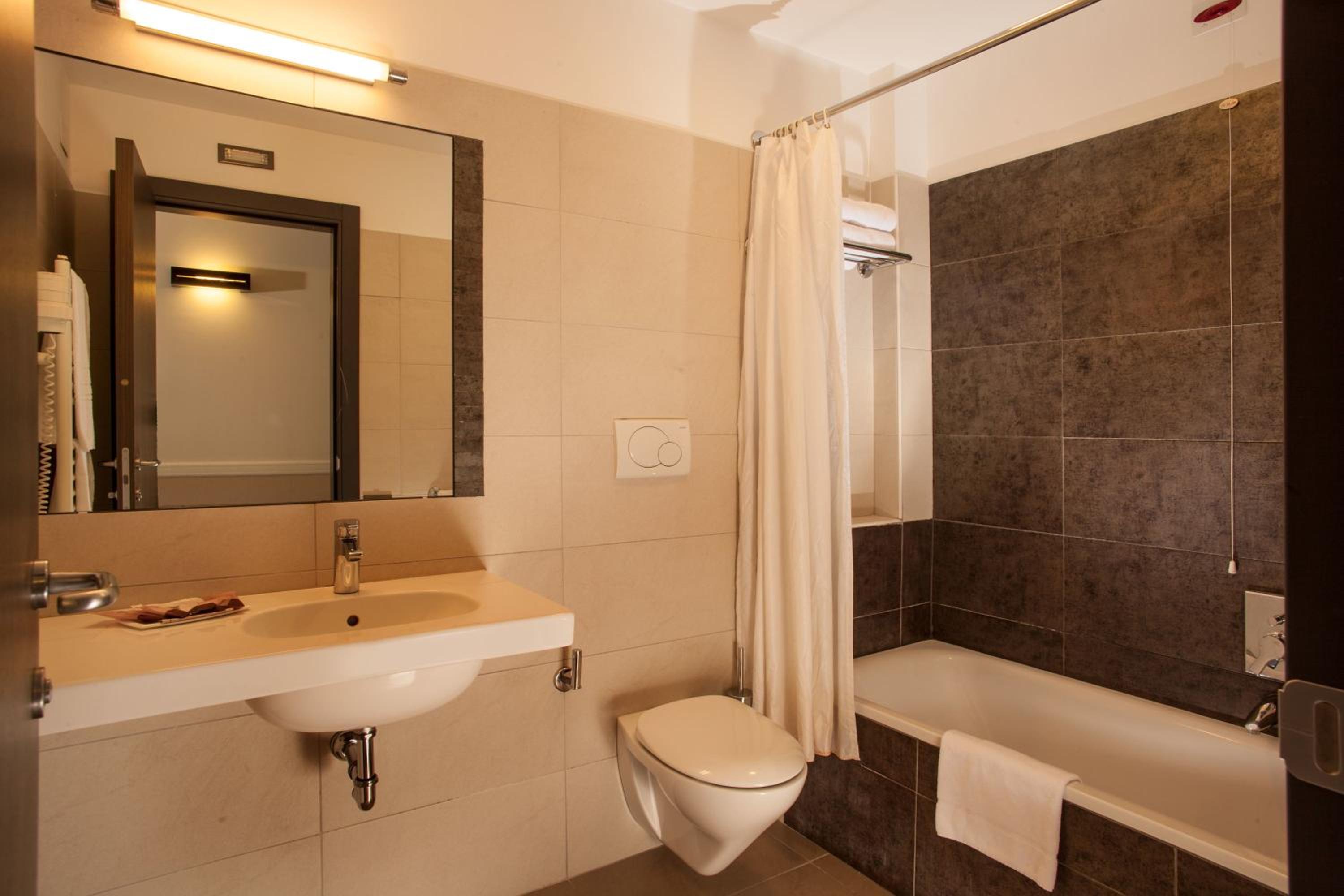 Double or Twin Room photo 3