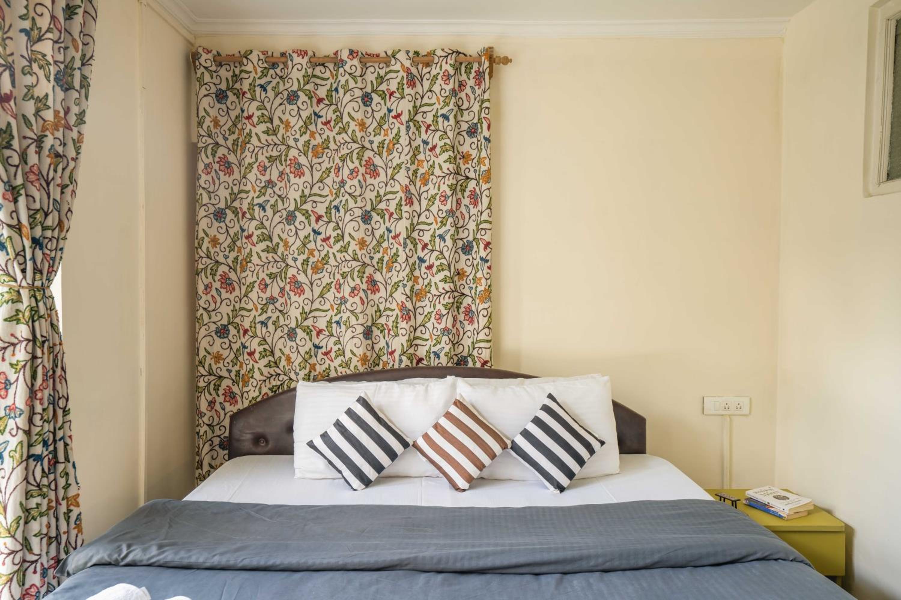 Semi Deluxe Room with Garden View - Photo 4