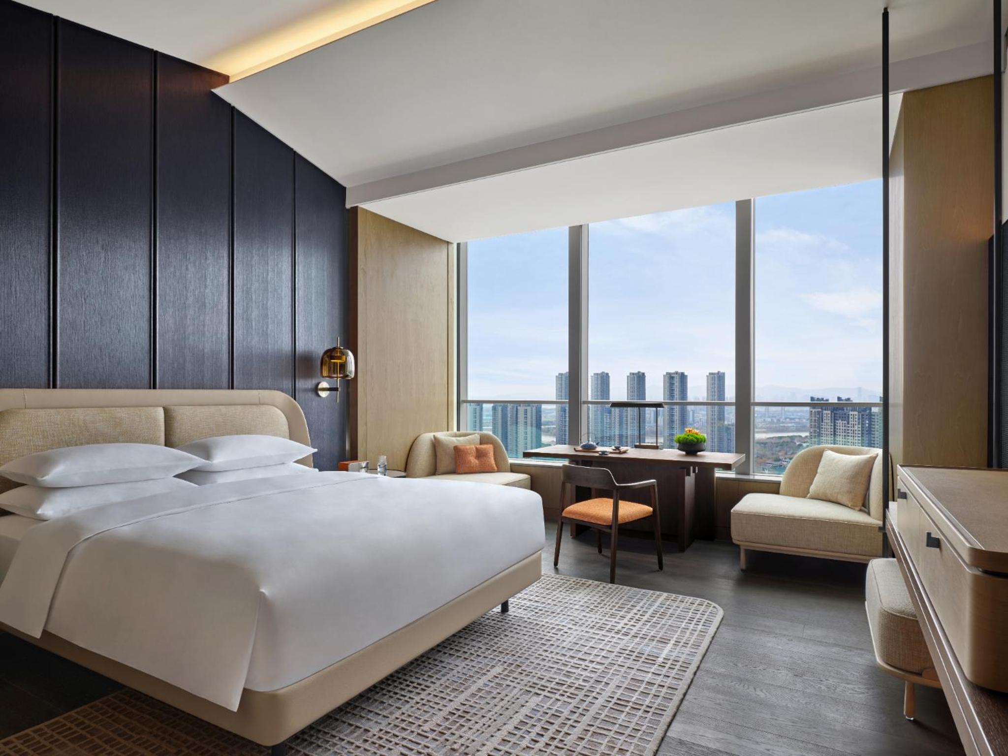 1 King Bed Deluxe Room with River View