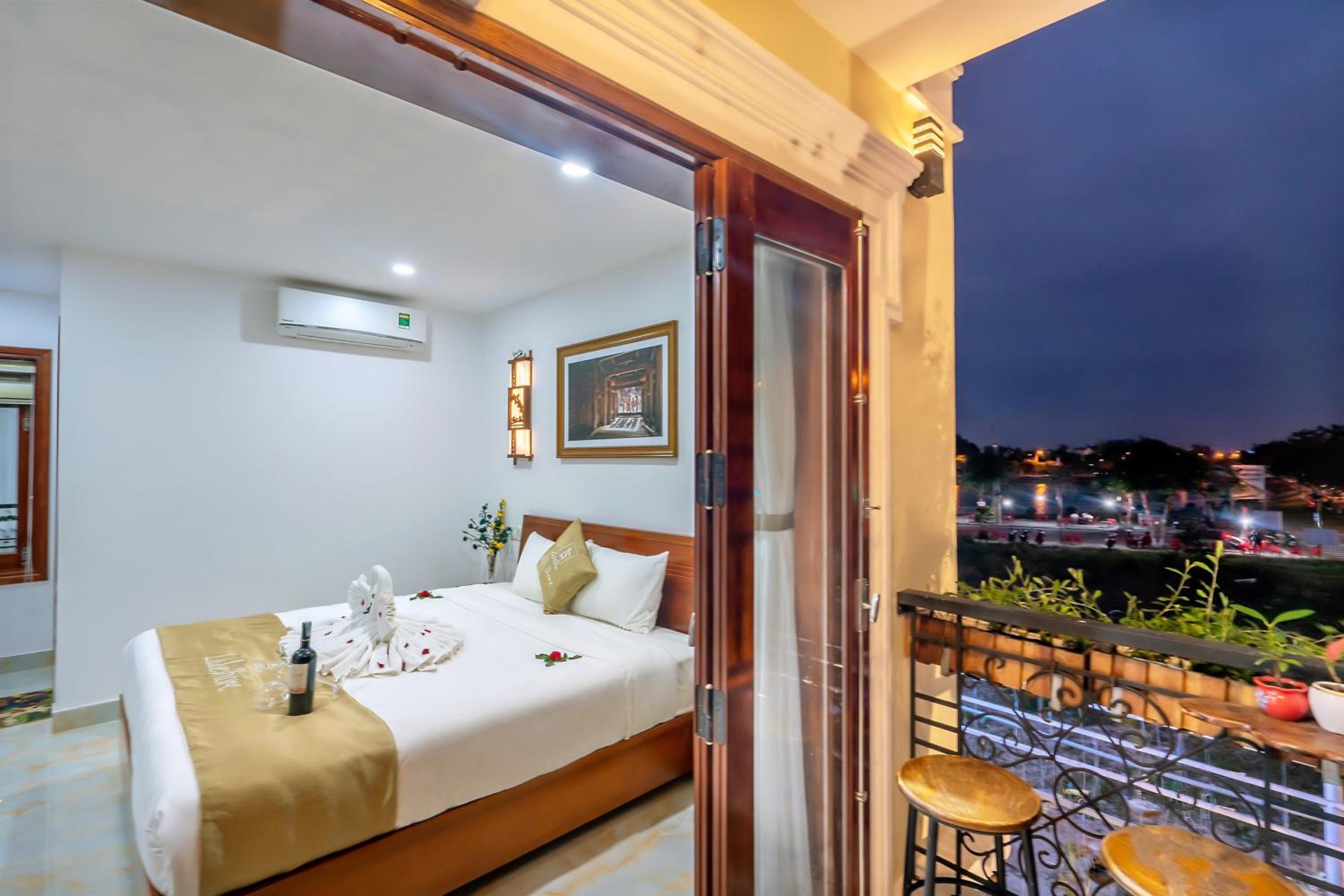 King Room with Balcony photo 1