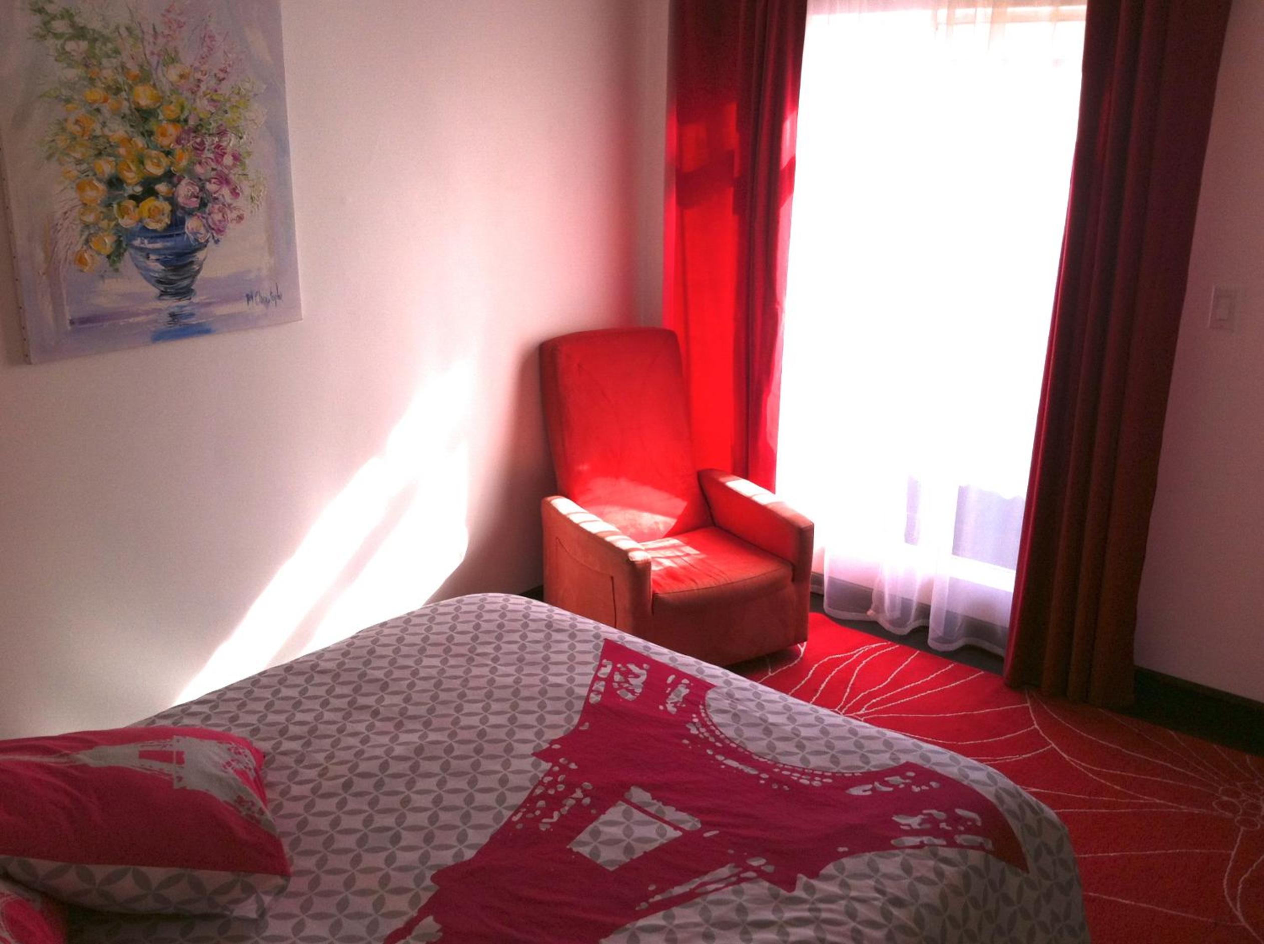 Queen Room photo 2